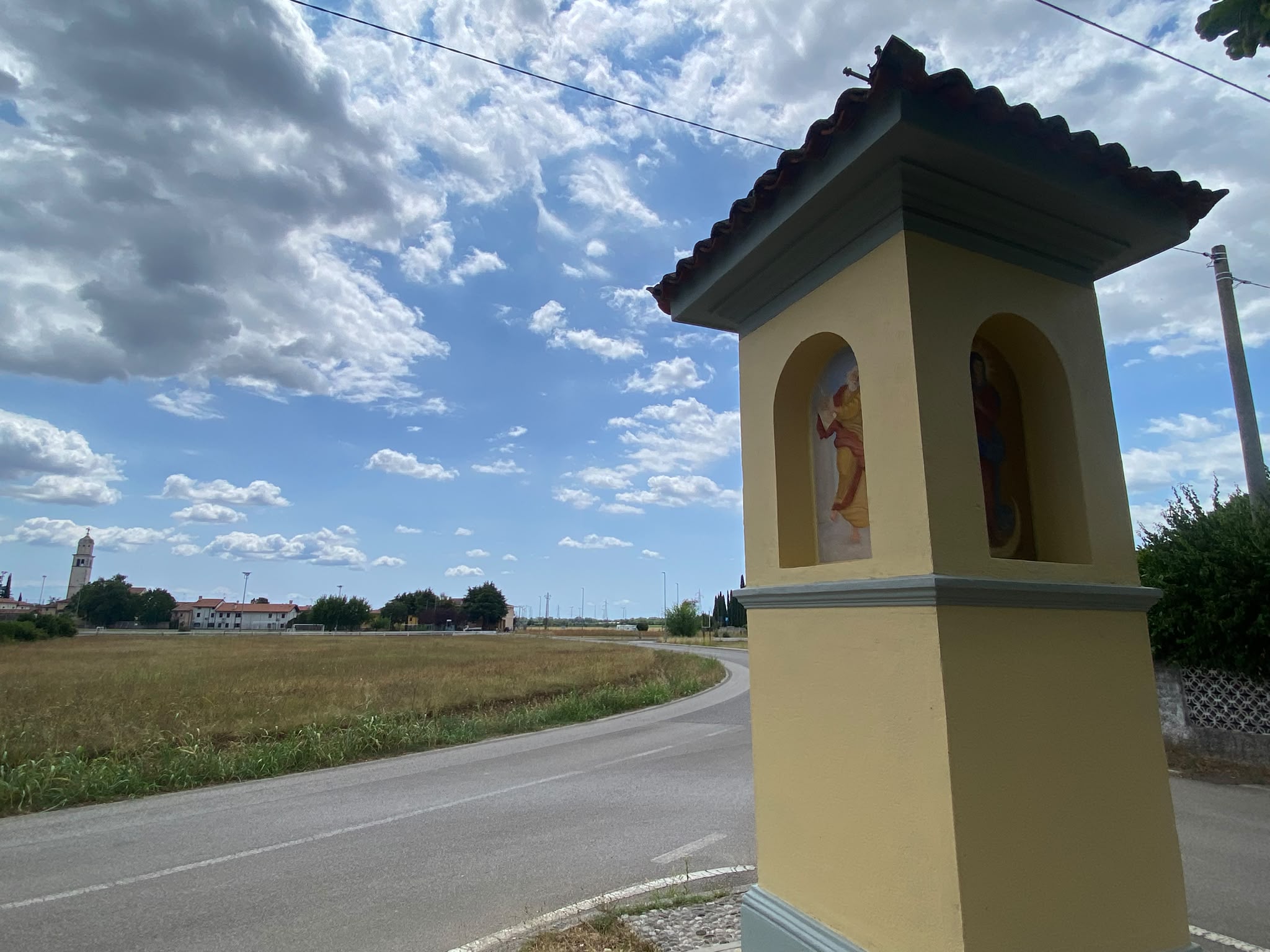 Immagine per L'ancona di via Coppi a Chiopris sarà restaurata, affidati i lavori per gli affreschi a una ditta specializzata