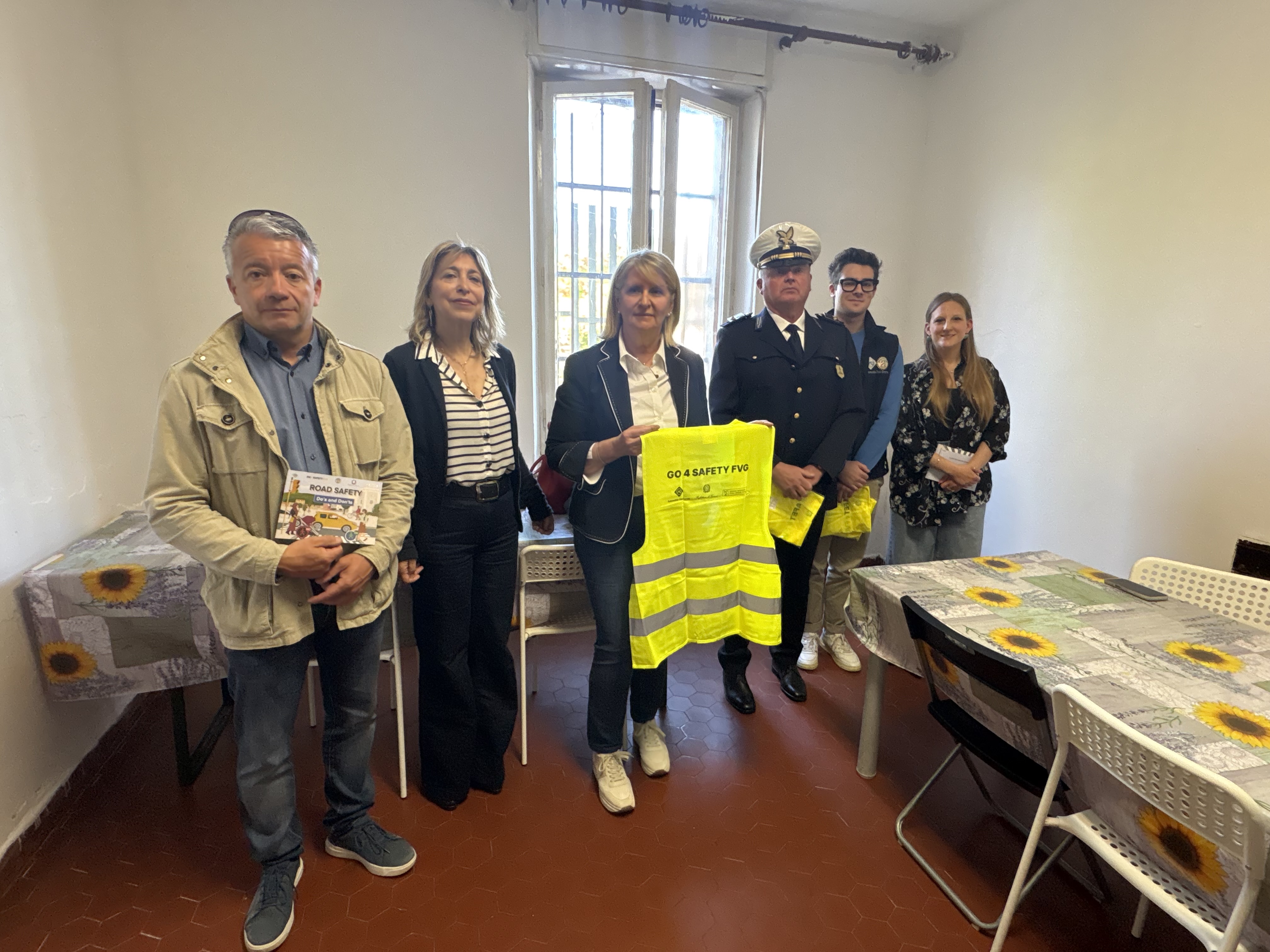 Immagine per Sicurezza stradale e integrazione: distribuiti i gilet fluorescenti agli ospiti del centro di accoglienza di Gabria