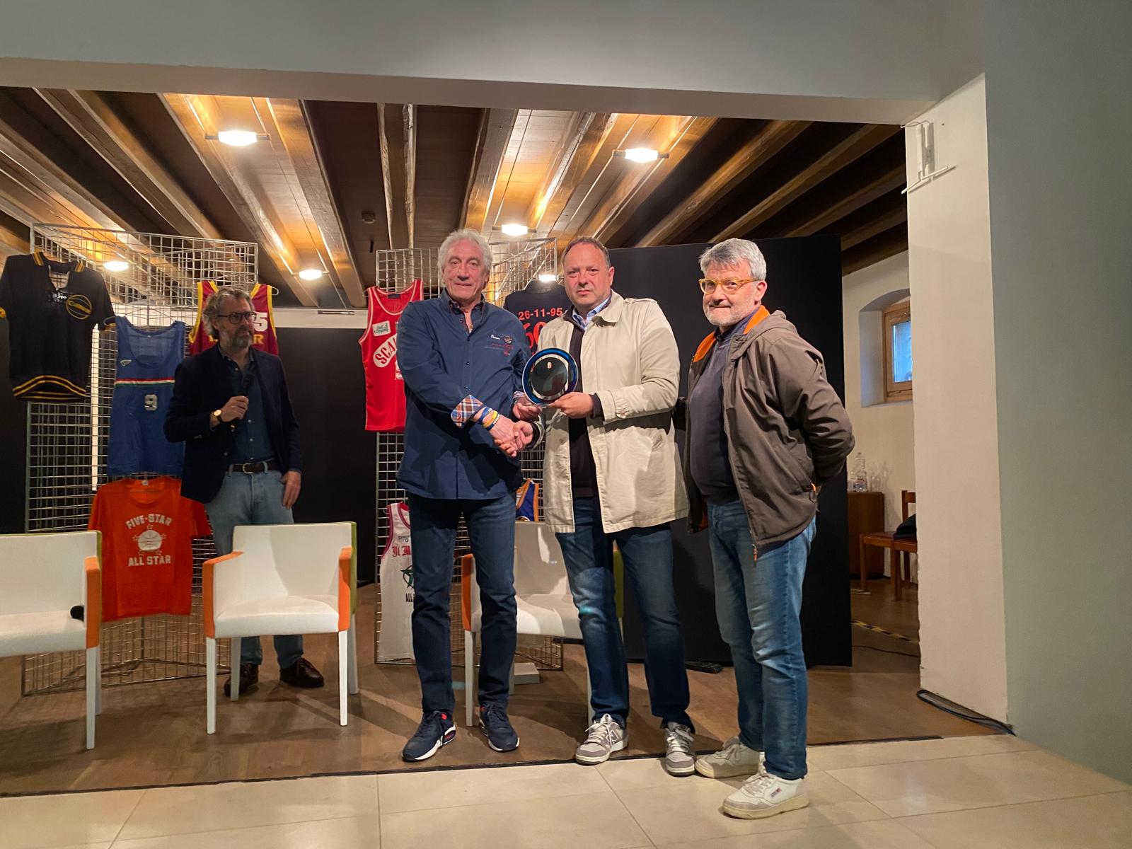 Immagine per Cormons, premio alla carriera per il fuoriclasse Giovanni Grattoni, 20 anni al top nel basket