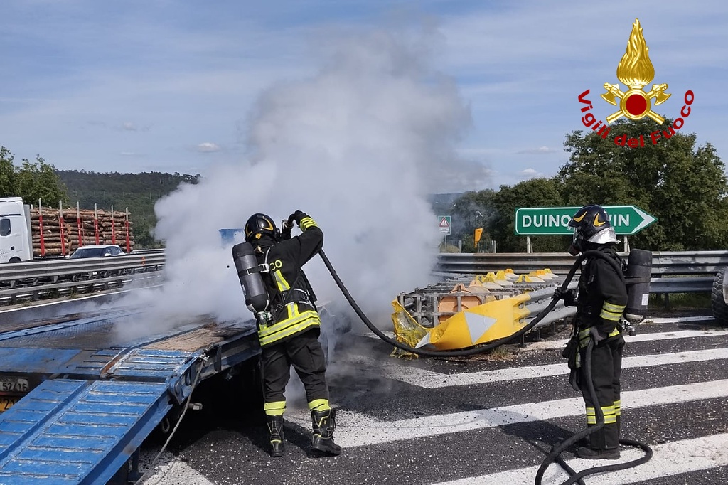 Immagine per Semirimorchio in fiamme sull'A4 a Duino: nessun ferito, traffico bloccato in direzione Trieste