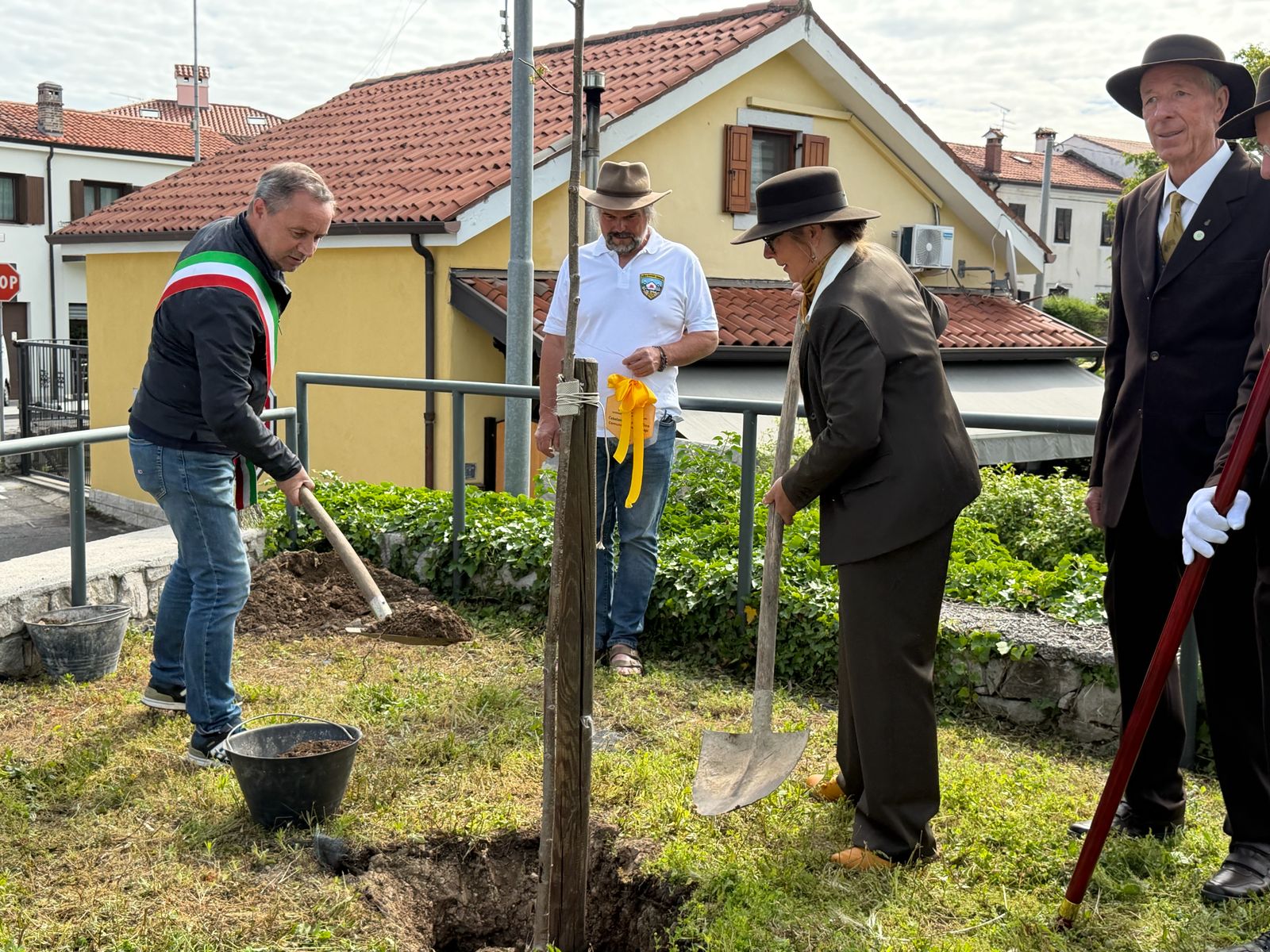 Immagine per Fotonotizia - Duino Aurisina è ‘Comune amico delle api’: il sindaco Gabrovec promette un albero ogni 20 maggio