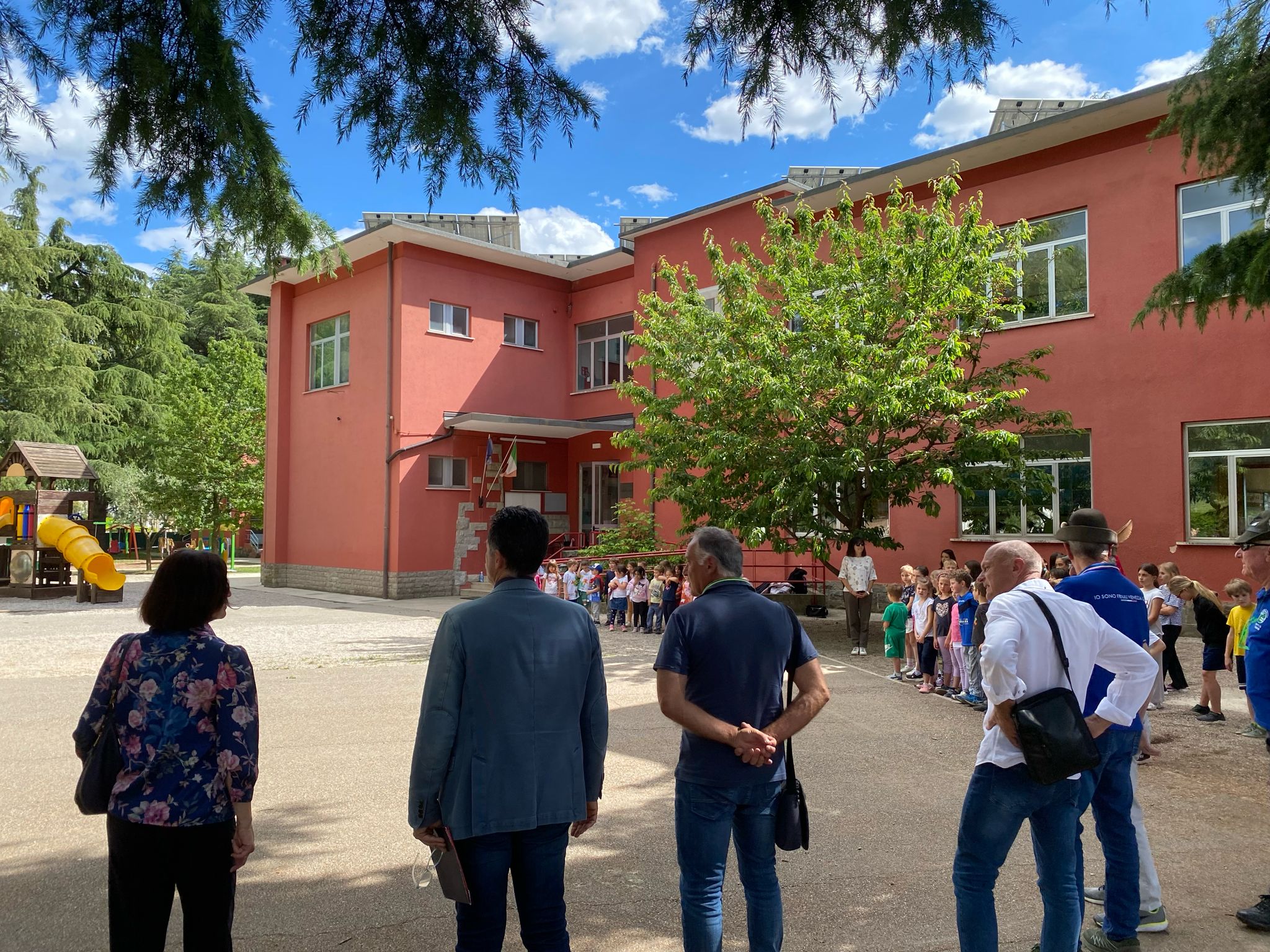 Immagine per Brazzano, la solidarietà del Natale di Cormons arriva a scuola e nelle aziende alluvionate: donati 20mila euro