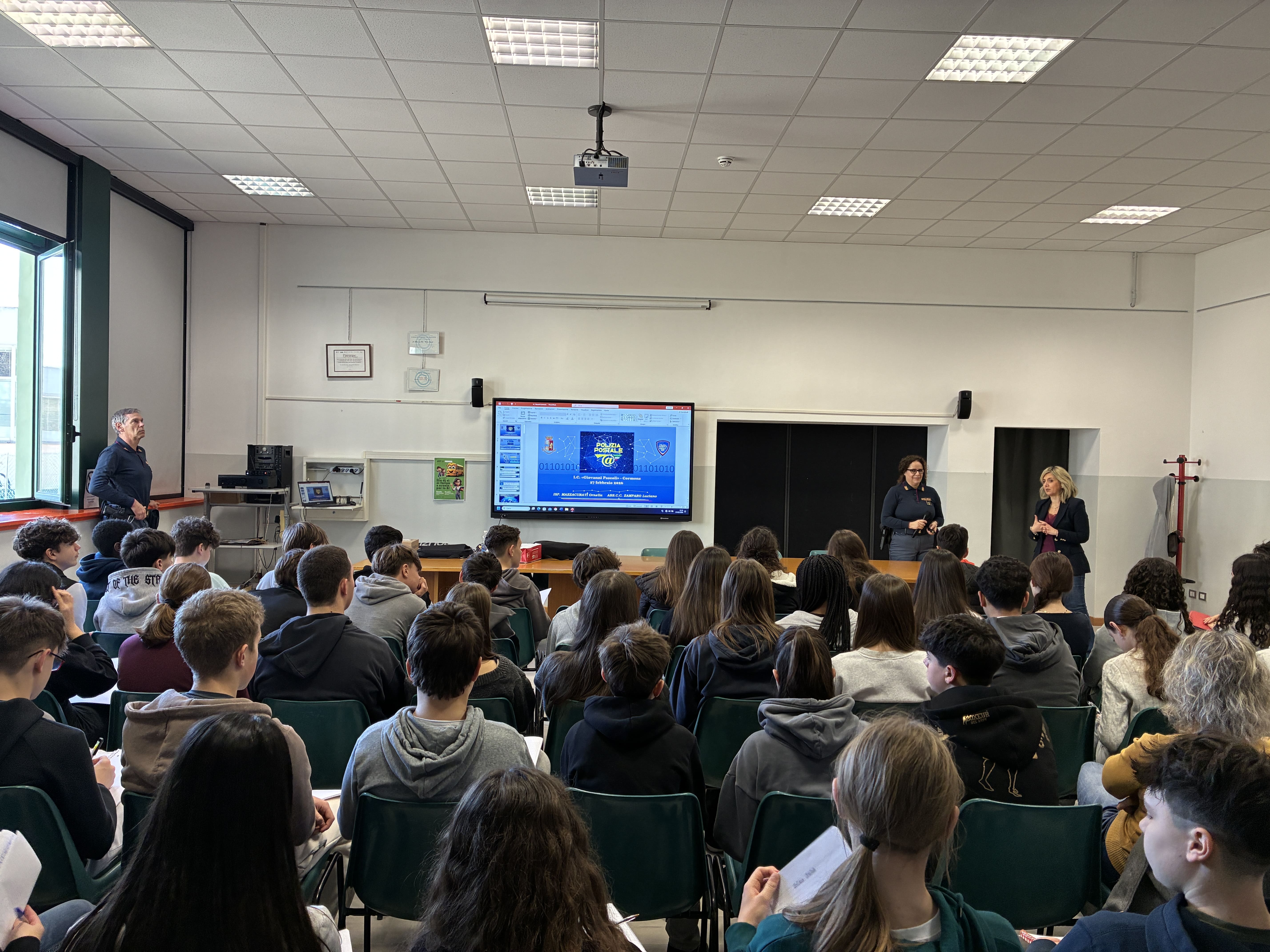 Immagine per Fotonotizia - Educazione digitale e sicurezza online all’IC Pascoli con la Polizia Postale