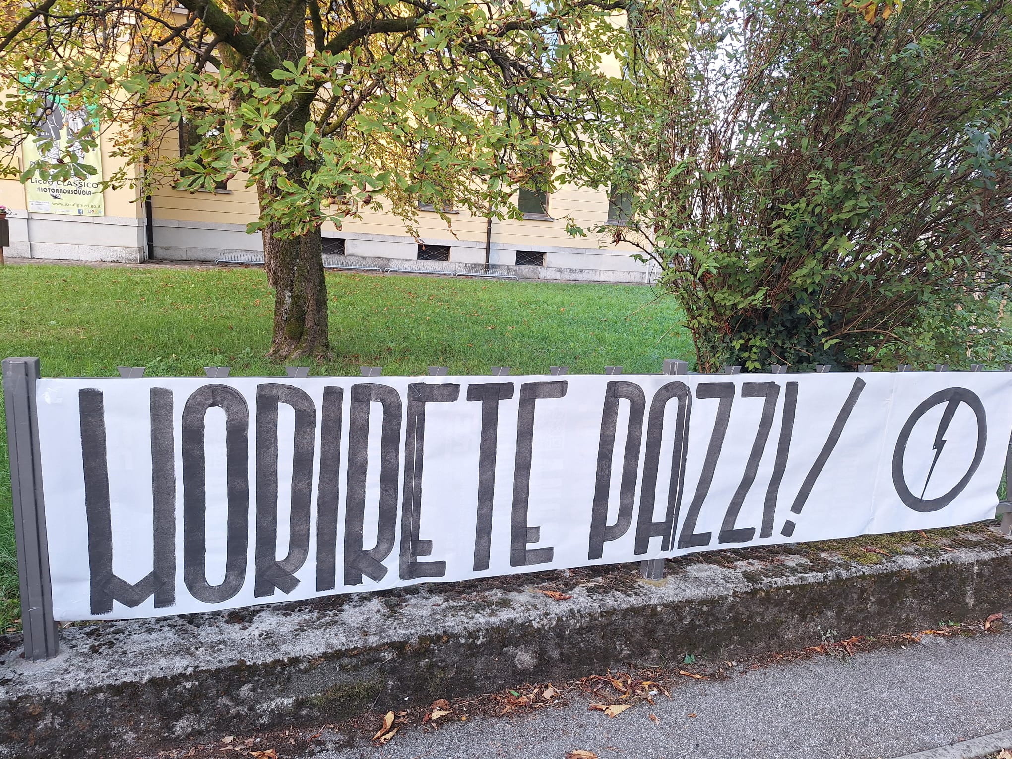 Immagine per Lettere - Striscioni dei giovani di CasaPound, gli studenti del Dante: «Scuola non sia luogo di scontro»