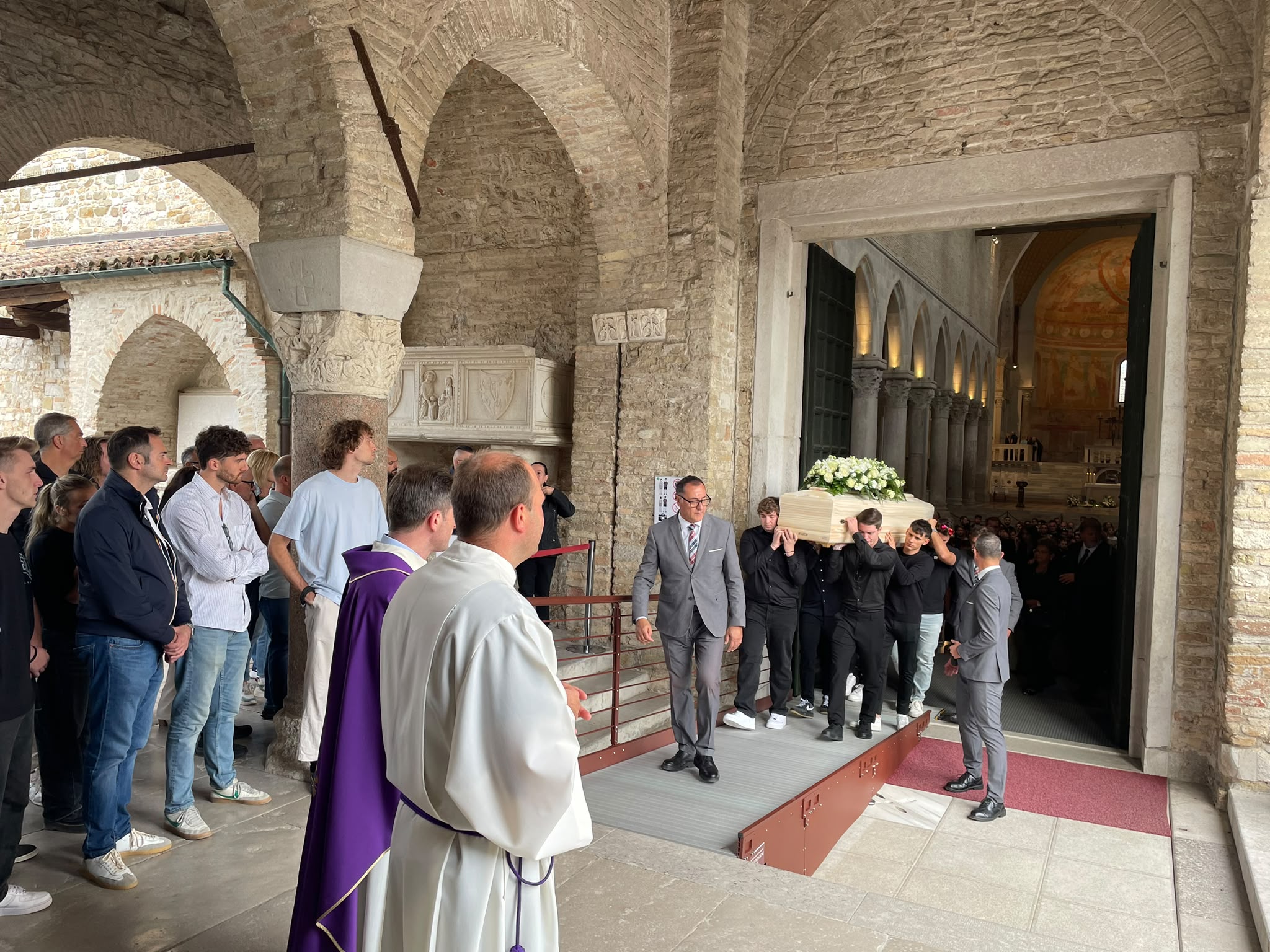 Folla al funerale di Riccardo Brescia, Basilica di Aquileia gremita per l’addio al motociclista musicista