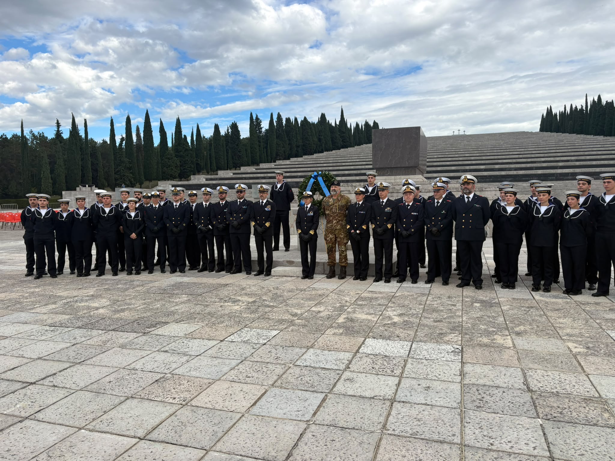 Immagine per Fotonotizia - Redipuglia, una delegazione della nave ‘Trieste’ depone una corona d'alloro al sacello del Duca d'Aosta