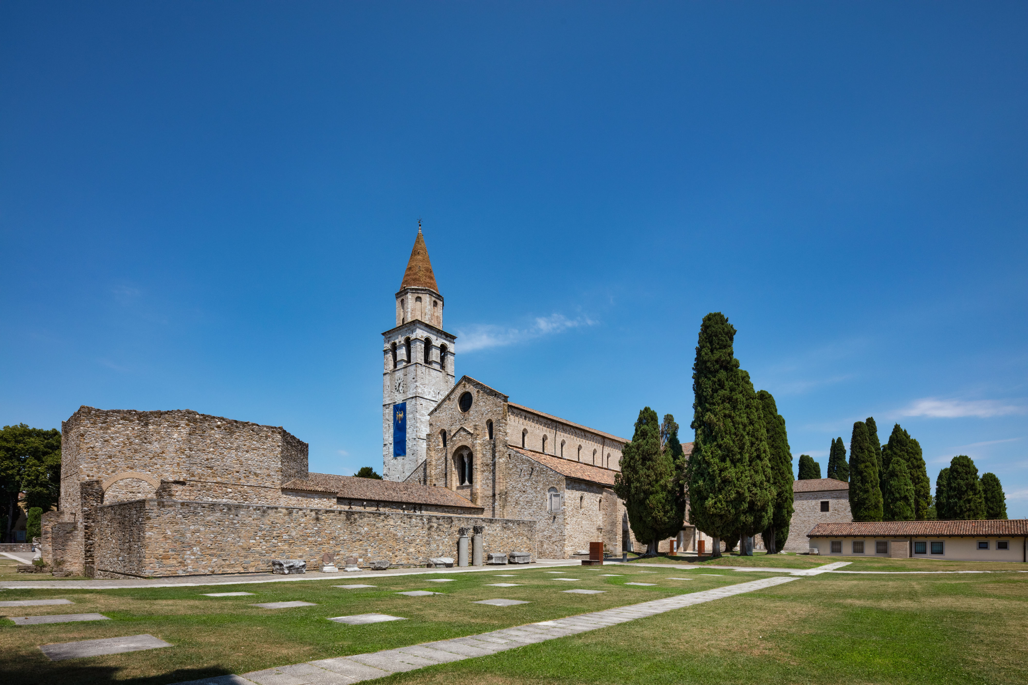 Immagine per Aquileia, riuniti dopo sette secoli i tre frammenti originali del Vangelo di Marco: la mostra presentata a Roma