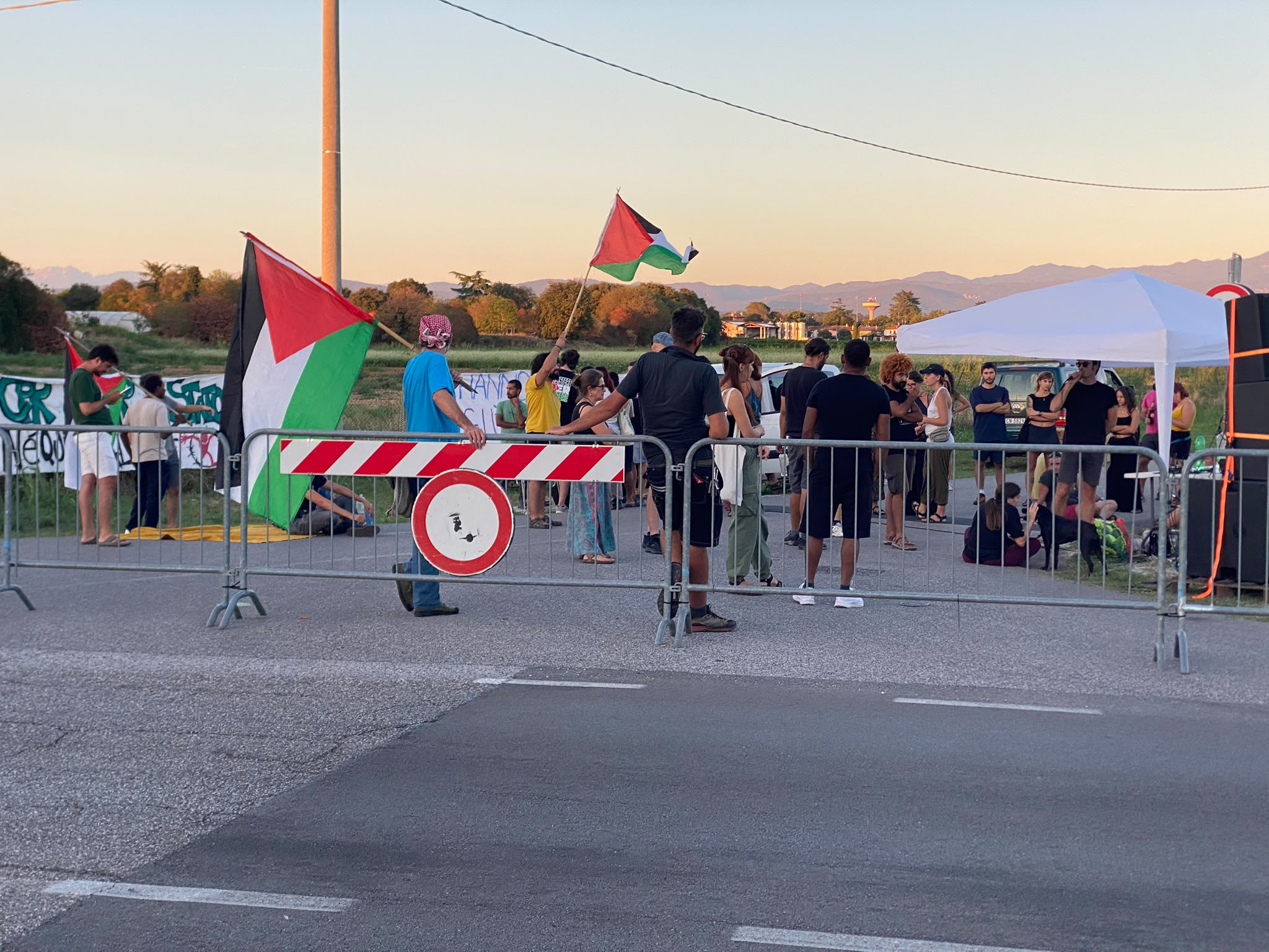 Presidio anti Cpr a Gradisca, gli attivisti: «Struttura da abbattere»