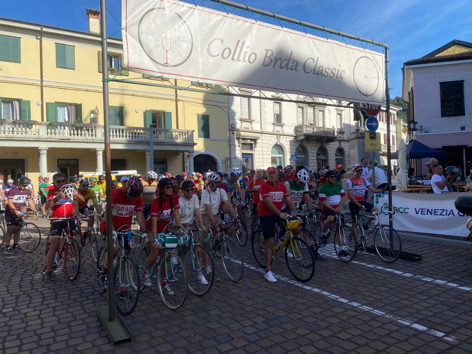 Piedi, pedali e calici si intrecciano, Cormons si veste di festa tra vigneti e tradizioni 