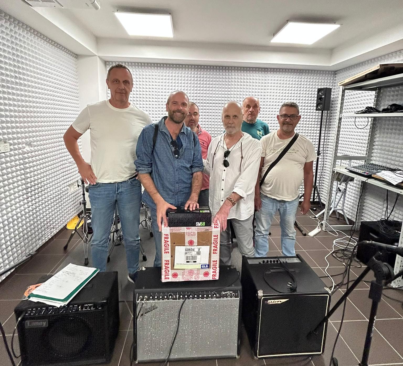 Immagine per Fotonotizia - I Ronzears donano nuovi microfoni al CSM di Gorizia