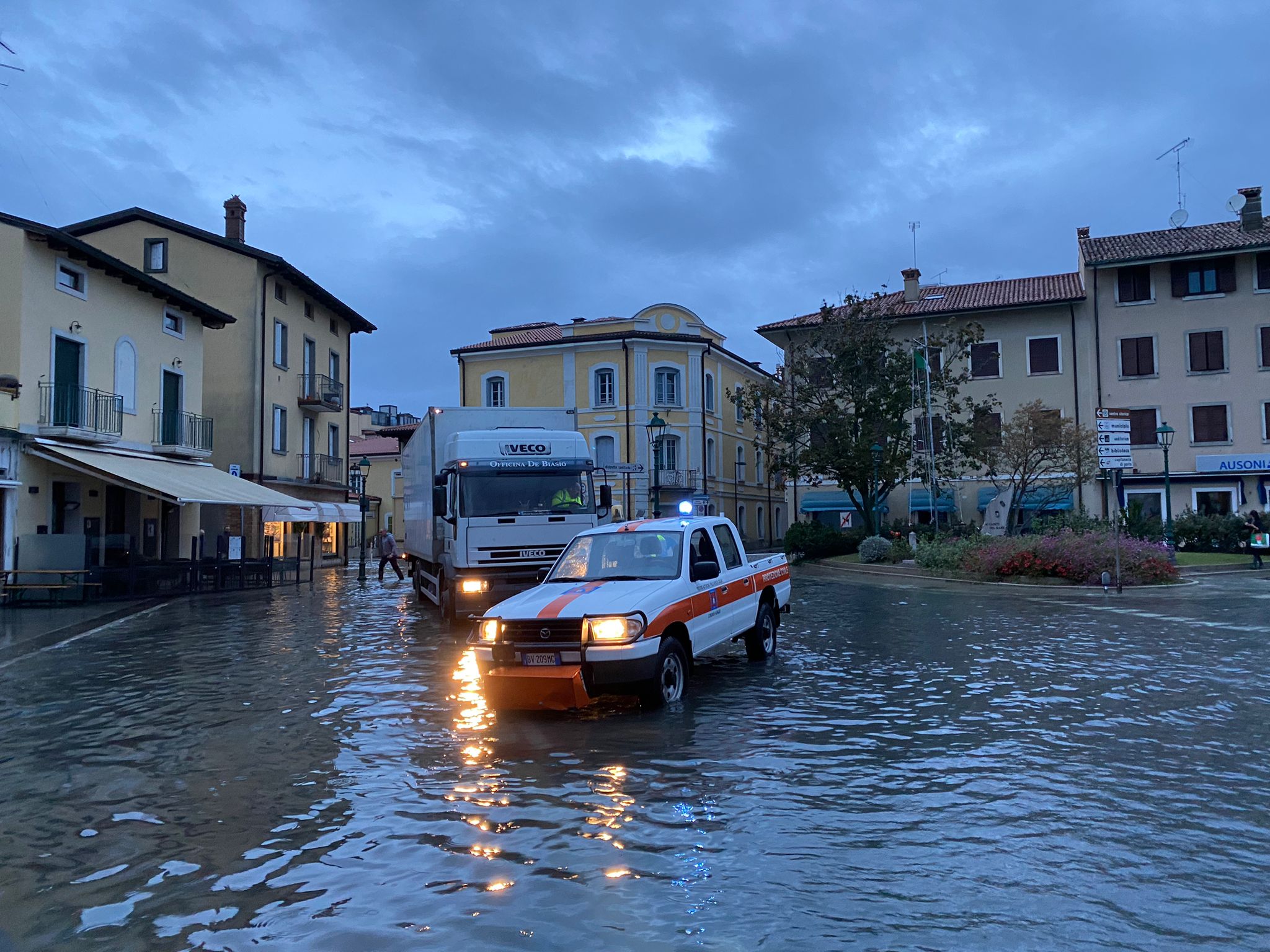 Immagine per Acqua alta a Grado due ore prima del previsto, strade bloccate sull'isola 