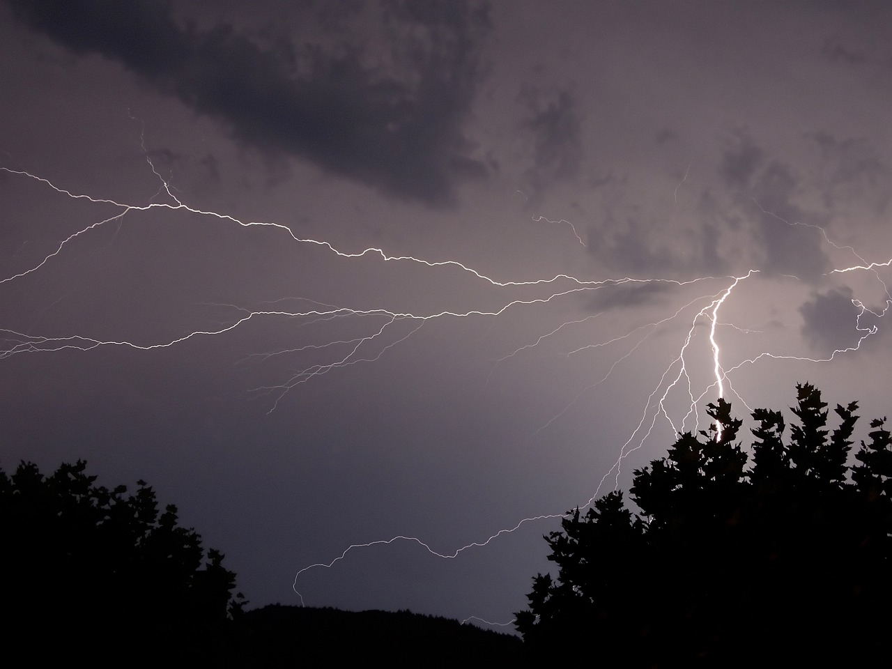 Immagine per Tuoni e temporali, il meteo peggiora: forti raffiche su Monfalcone