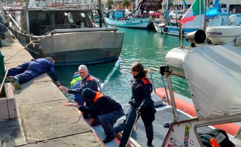 Copertina per Grado, sostanze inquinanti in acqua: intervento in riva Mandracchio