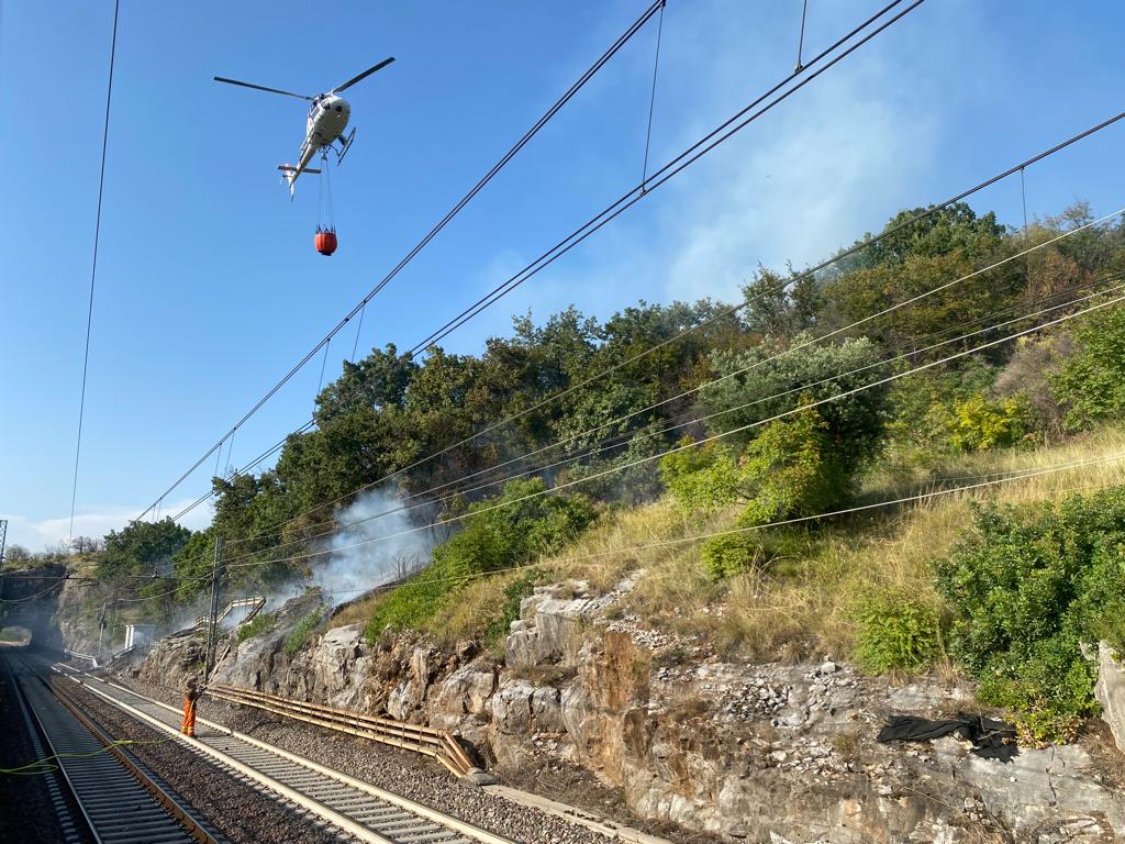 Copertina per Incendio domato sul Carso a Medeazza, ferrovia riaperta