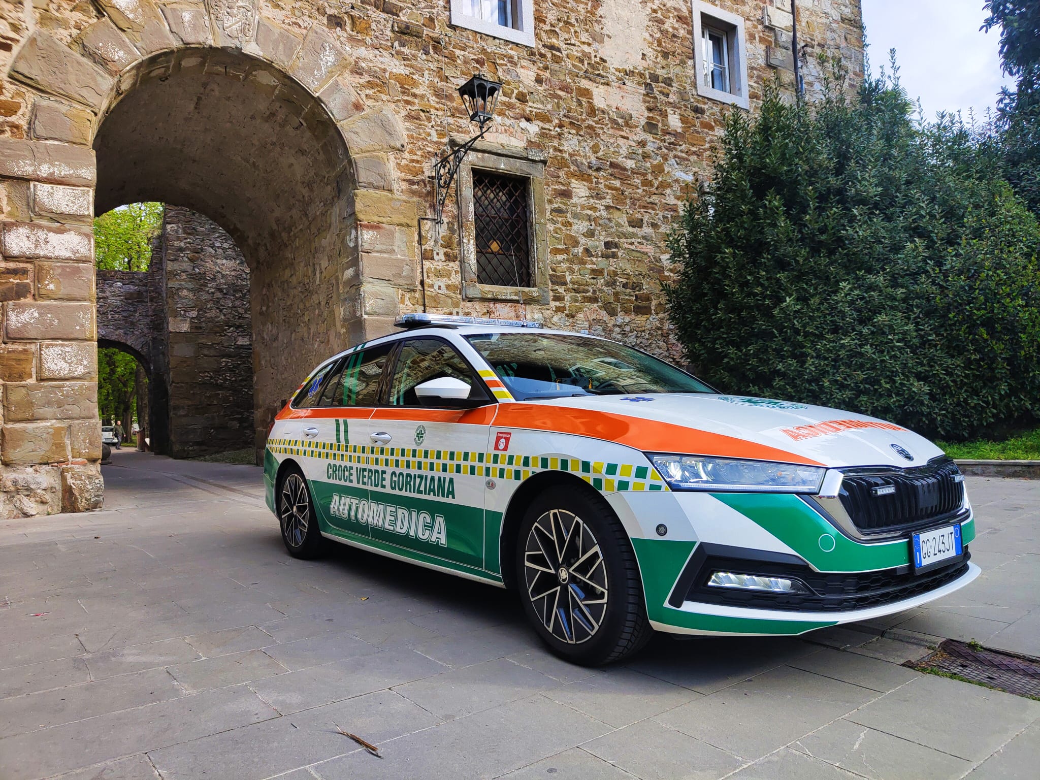 Immagine per Auto si ribalta a Ruda con dentro quattro persone, incidente nella notte