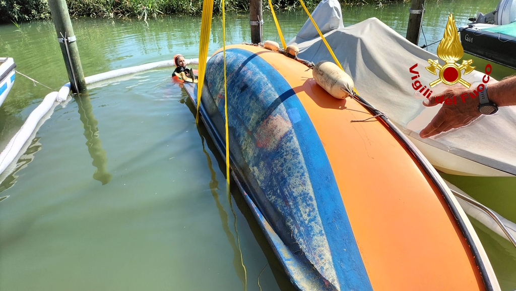 Immagine per Barca semiaffondata nel Locovaz, sommozzatori in acqua a Monfalcone