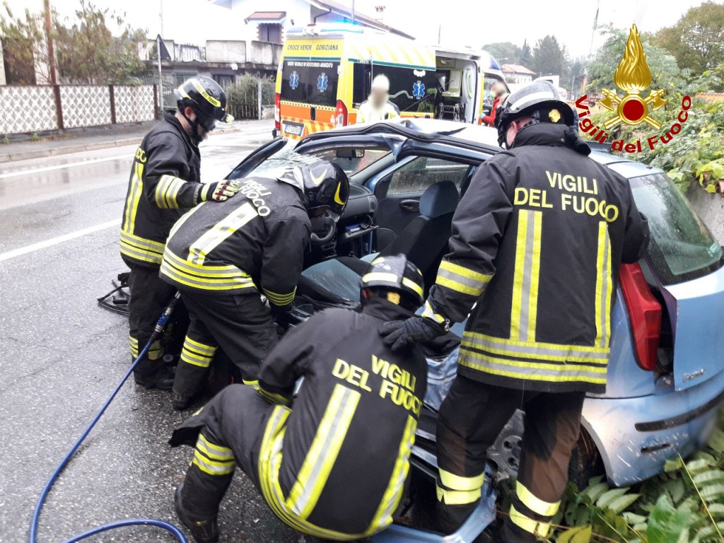 Immagine per Finisce con l'auto contro un muro e resta bloccato, 25enne ferito a Farra