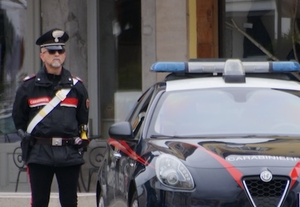 Immagine per Cammina di notte sui binari, i carabinieri salvano una donna a Ronchi