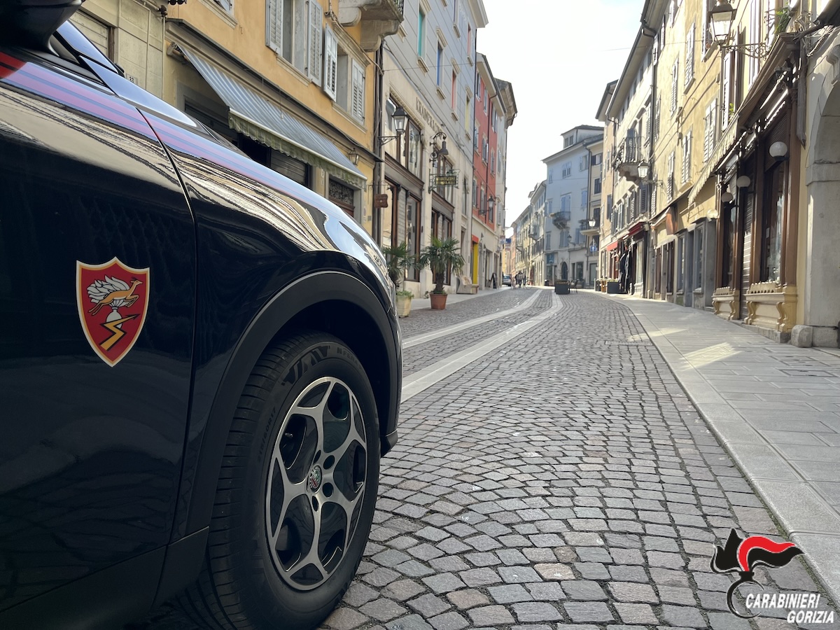 Copertina per Cade a terra mentre cammina in centro a Gorizia, soccorso dai carabinieri