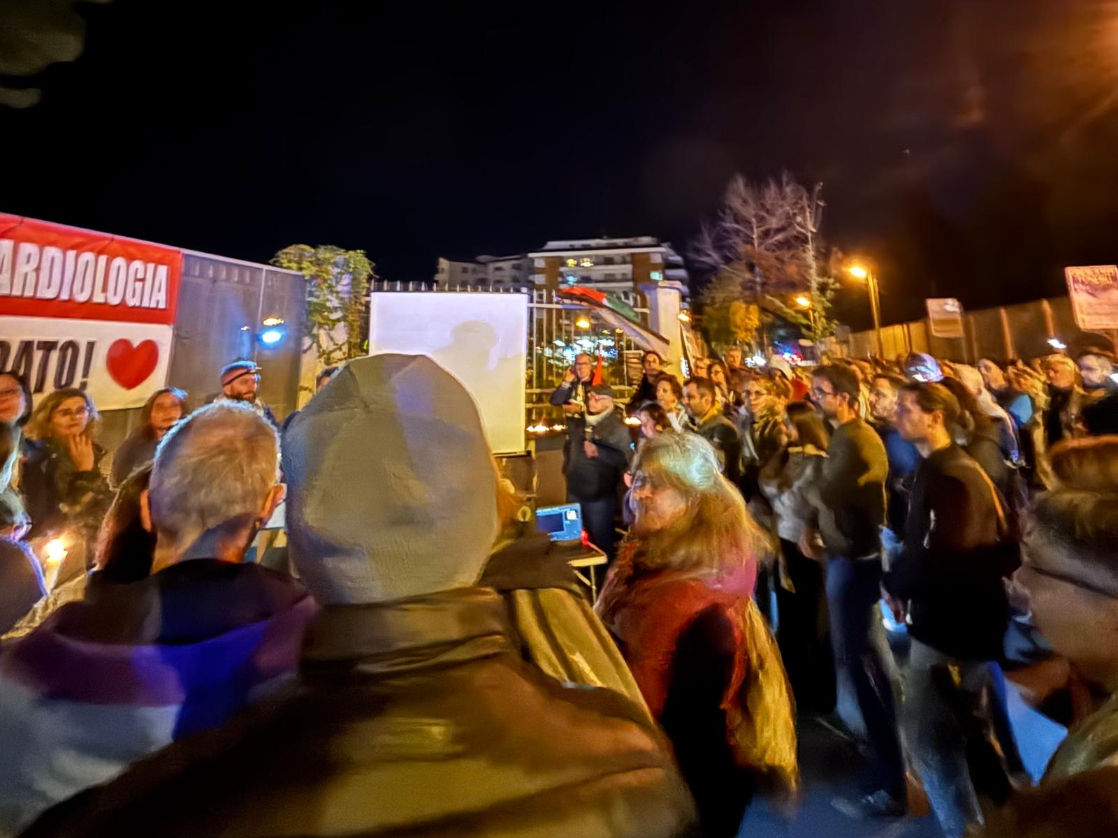 Più di duecento persone all’ospedale di Gorizia per ricordare i sanitari uccisi in Palestina, «ottima risposta della cittadinanza»