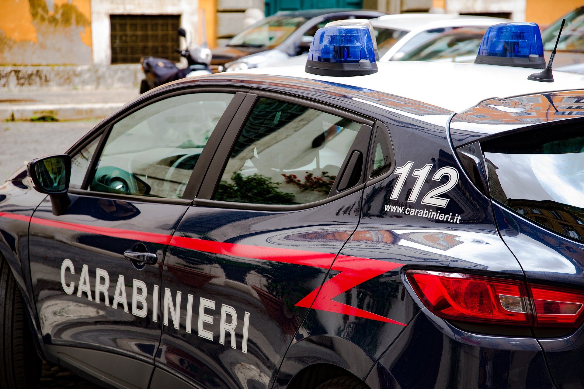 Scoppia una rissa tra ragazzi in piazza a Cervignano, calci e pugni e poi scappano