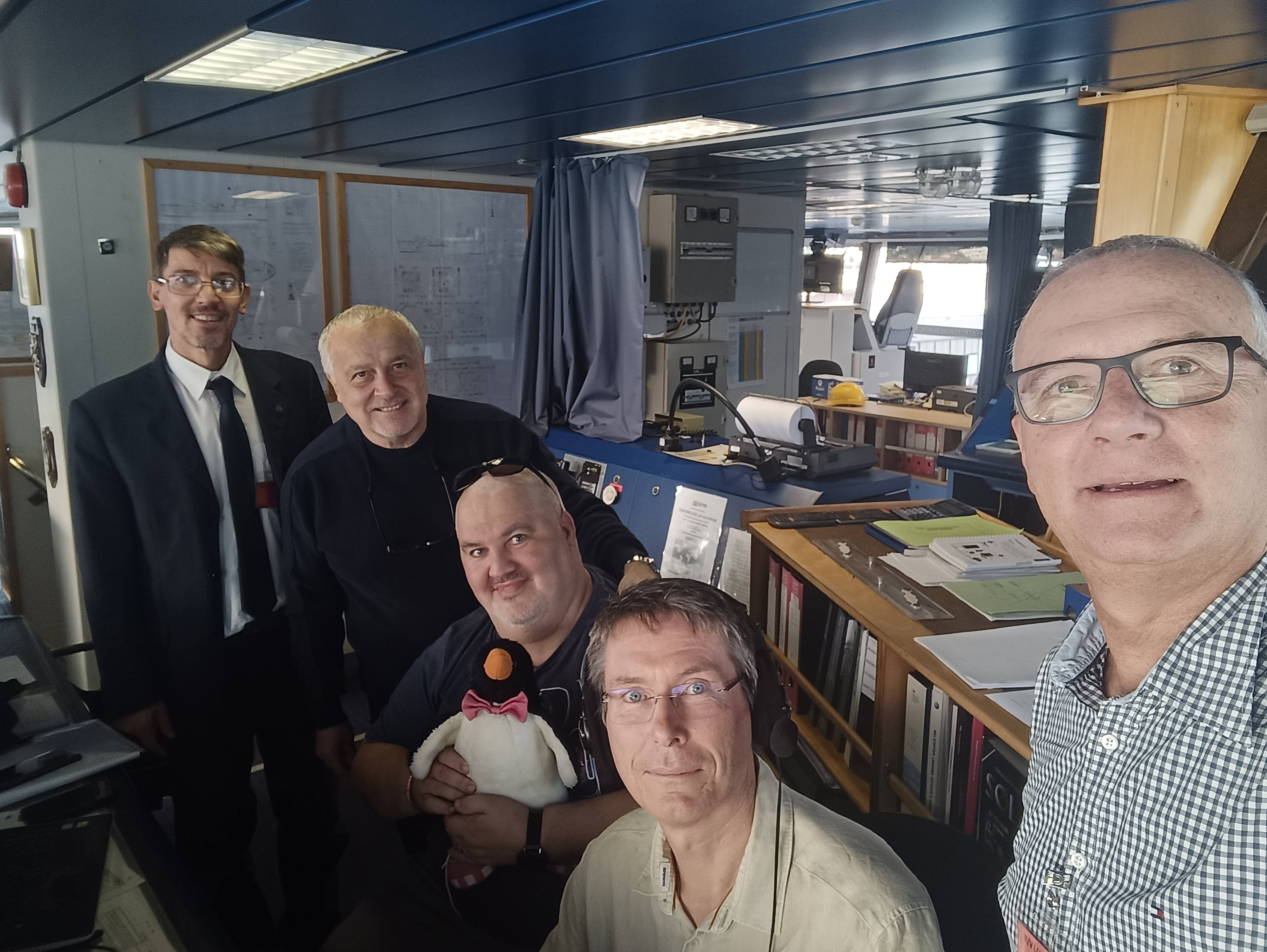 Immagine per Quel messaggio di pace e collaborazione scientifica dalla rompighiaccio Laura Bassi con il supporto dei radioamatori di Grado