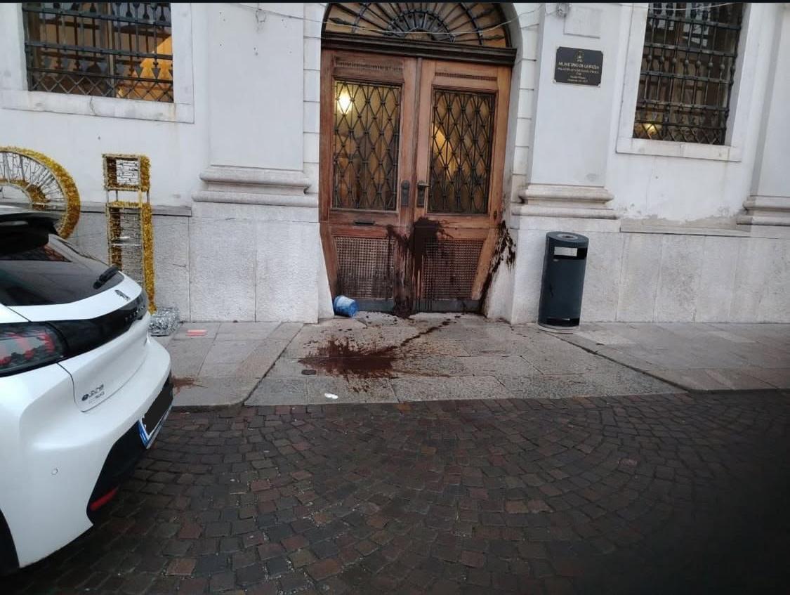 Gorizia, municipio imbrattato è «segnale gravissimo»: Del Sordi critica il gesto 
