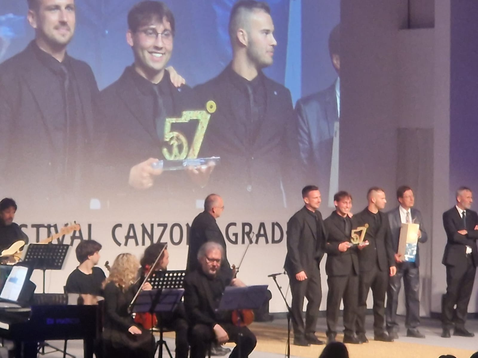 Immagine per Trionfano i giovani al 57esimo Festival della Canzone Gradese: primo posto a Filippo Fabris, Mattia Marchesan e Mattia Troian
