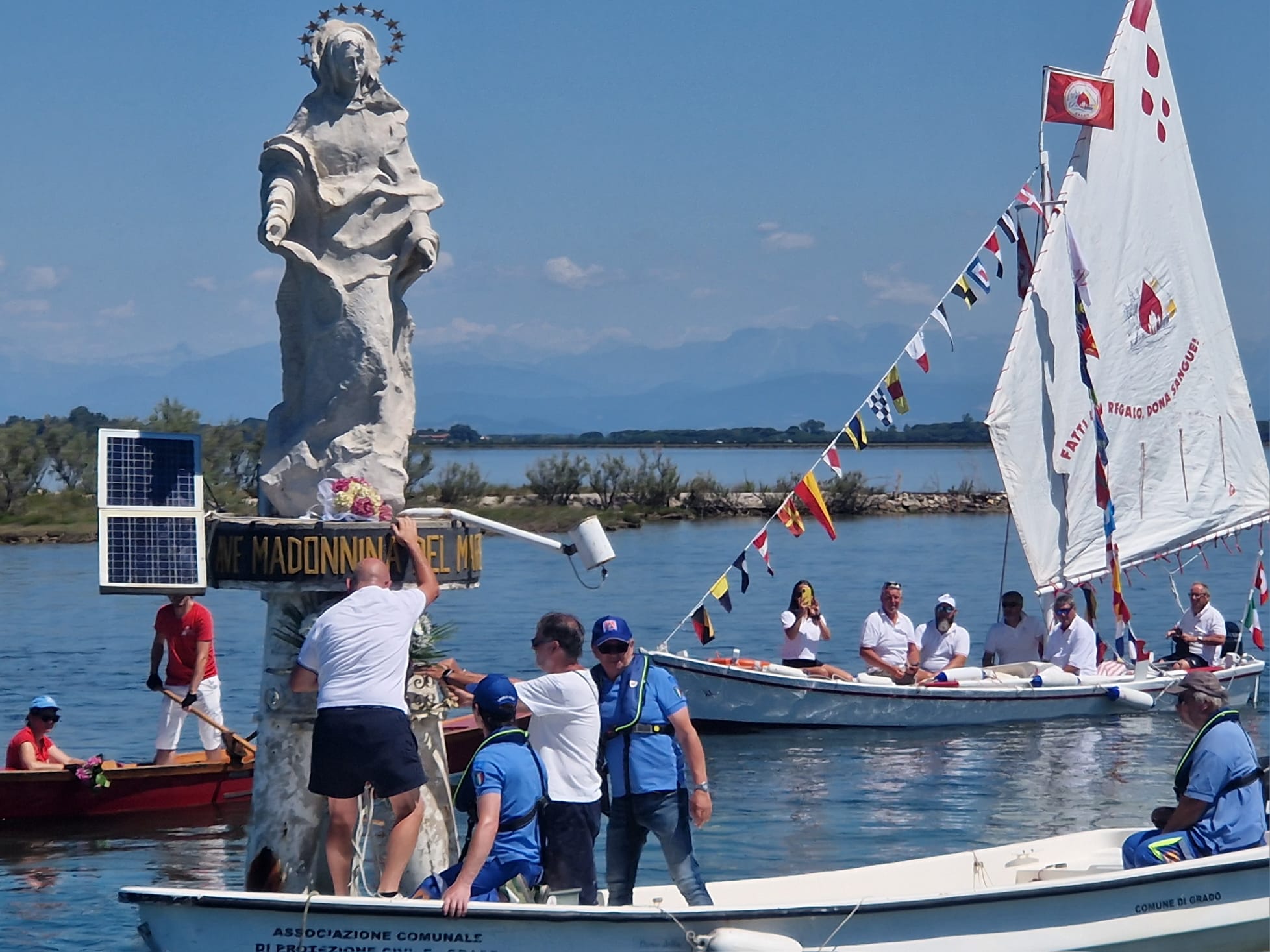 Immagine per Grado, ecco l'omaggio floreale alla Madonna del Mare nel Sabo Grando. Il parroco: «Abbiamo bisogno dei riti» 