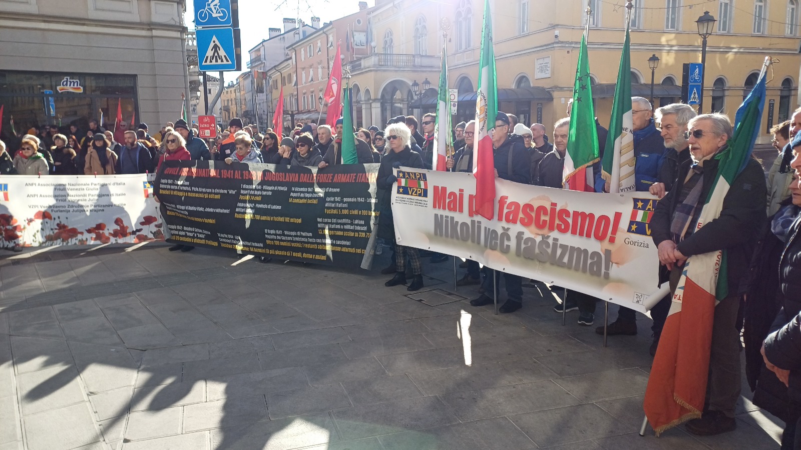 Immagine per Musica e canto per dire no alla X Mas: «Accoglienza in Comune è vilipendio a bandiera»