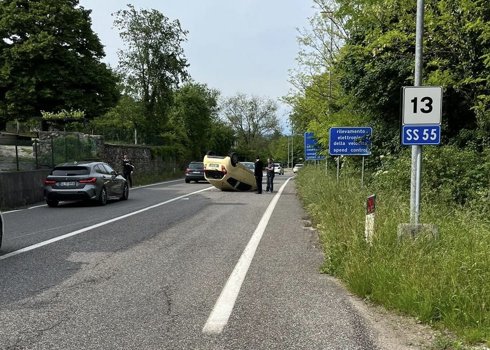 Immagine per Incidente sulla strada statale 55 a Gabria, finisce con l'auto sottosopra