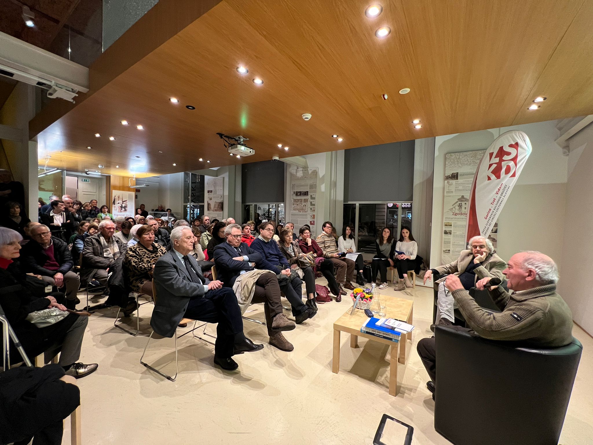 Copertina per Storie e angoli sloveni di Gorizia, «un bellissimo prato con colori diversi»