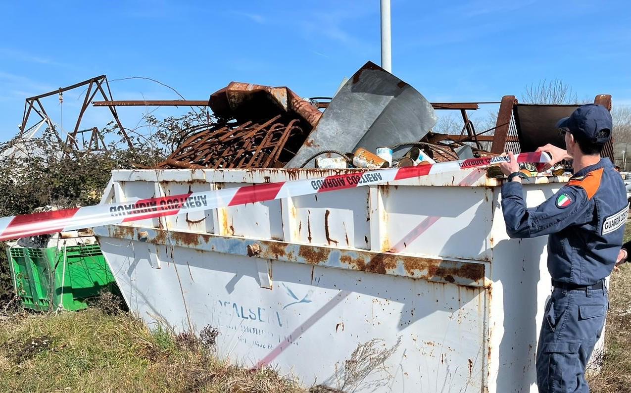 Rifiuti abbandonati nella laguna di Grado, scatta il maxi sequestro 