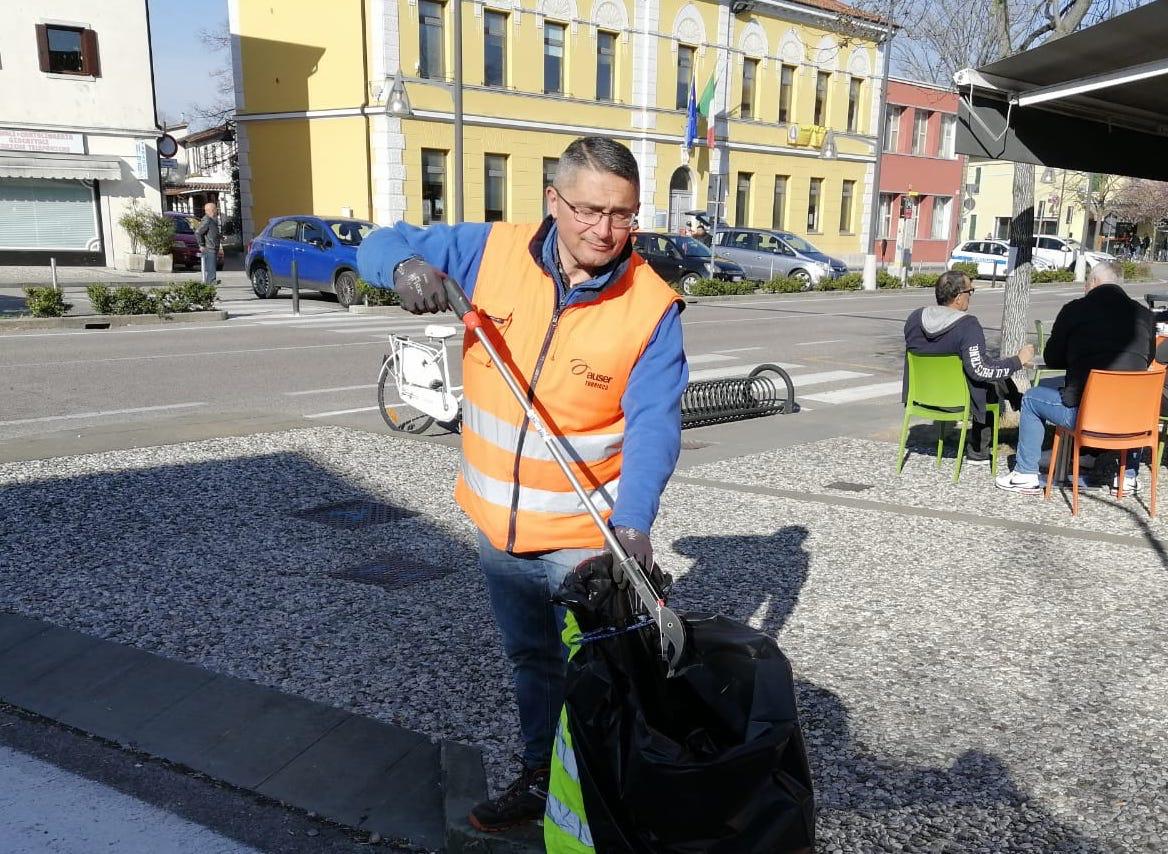 A Turriaco cinquanta volontari puliscono le strade, 300 ragazzi a Gorizia