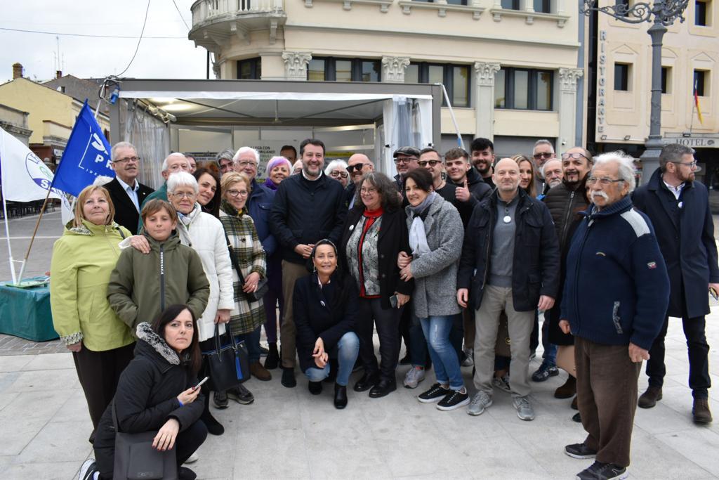 Salvini flash al gazebo di Monfalcone, «deplorevole negare cibo a bambini»
