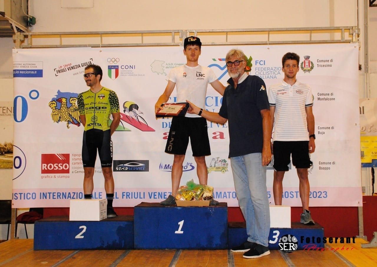 Immagine per Nicolò Ferrazzo sul podio di Monfalcone, festa del ciclismo sulla Rocca