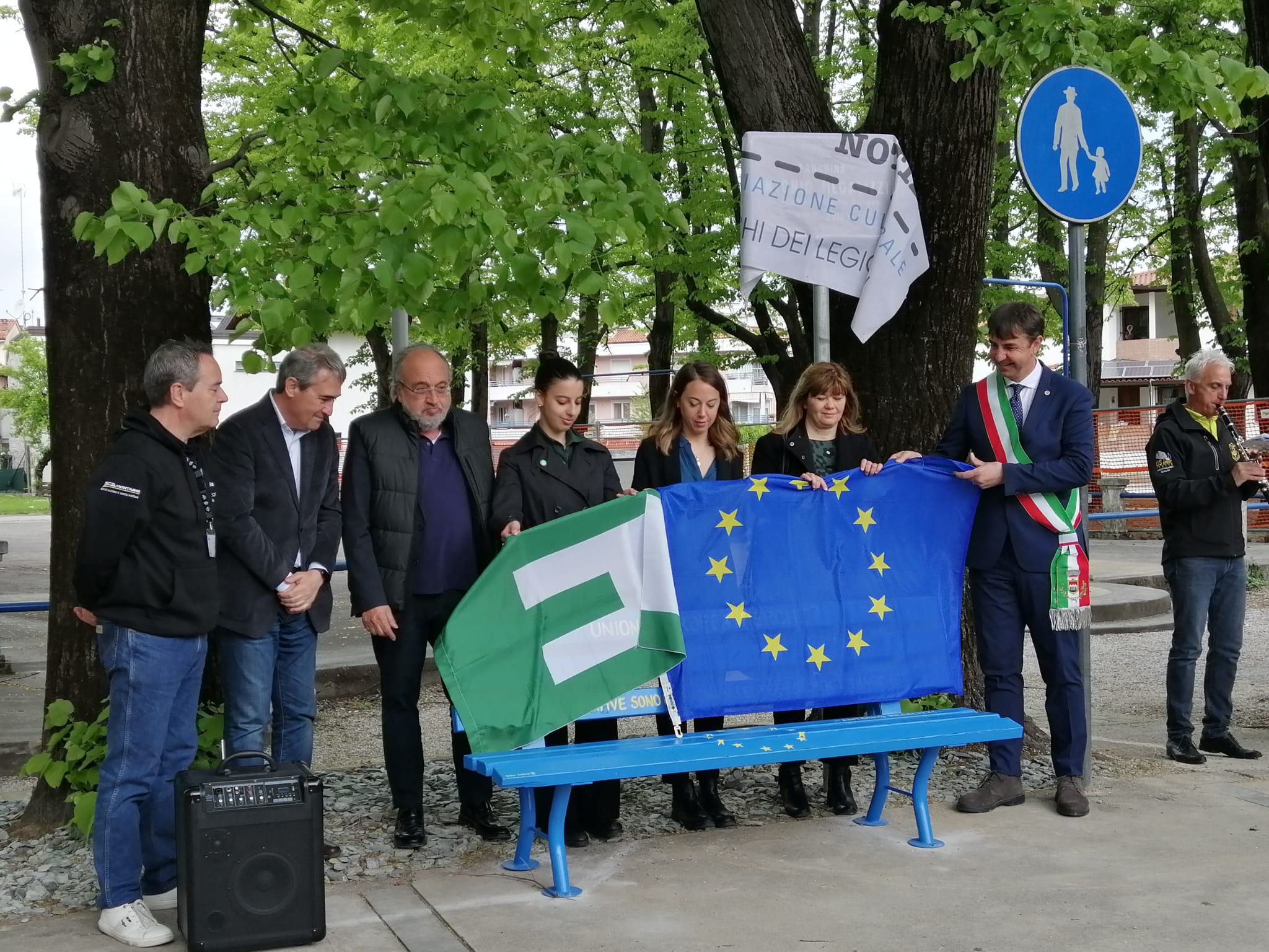 Copertina per A Ronchi la panchina colorata d'Europa, dedicata al giovane Antonio