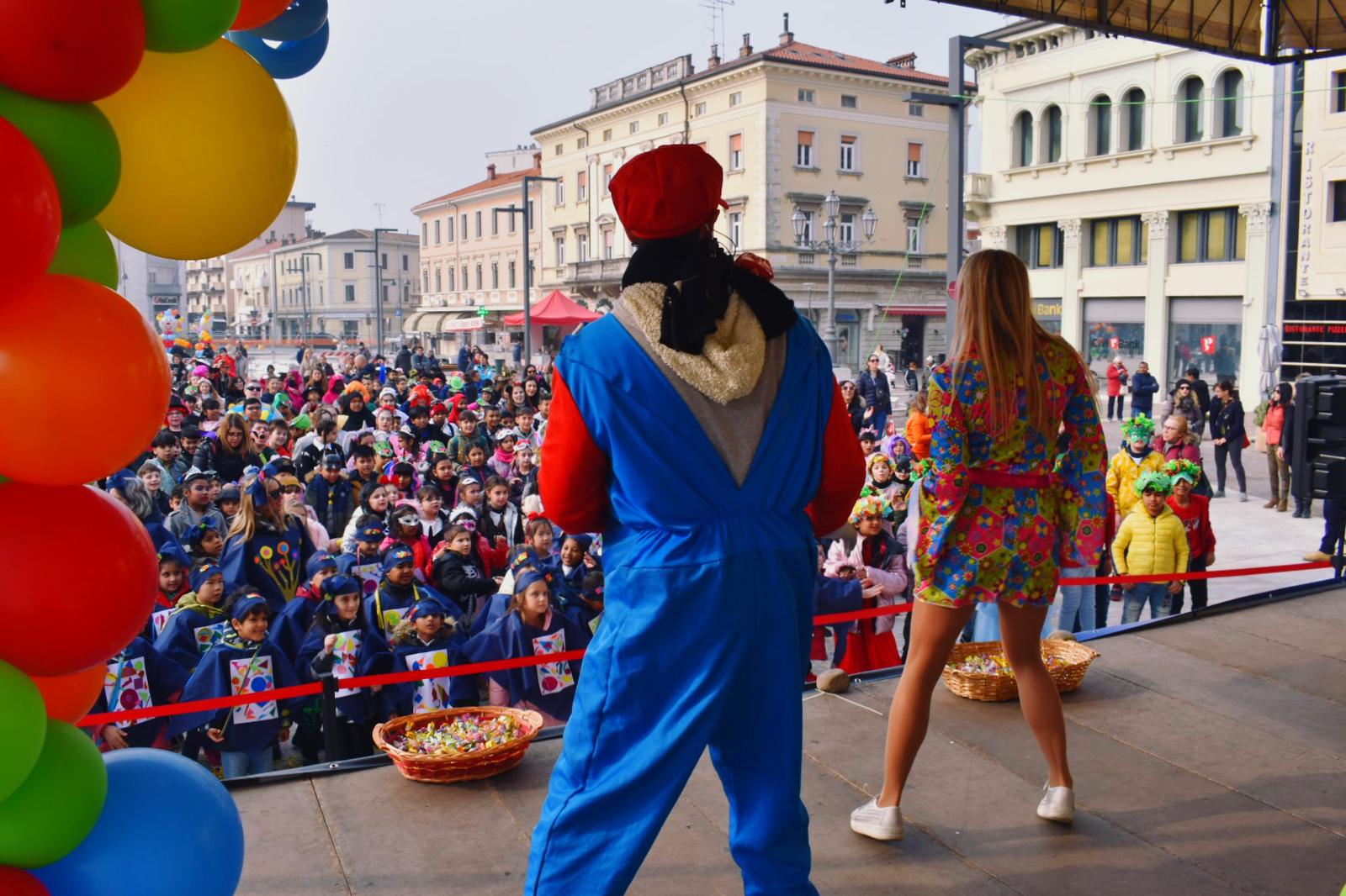 Copertina per Ecco il carnevale di Monfalcone, bambini in piazza e martedì la sfilata