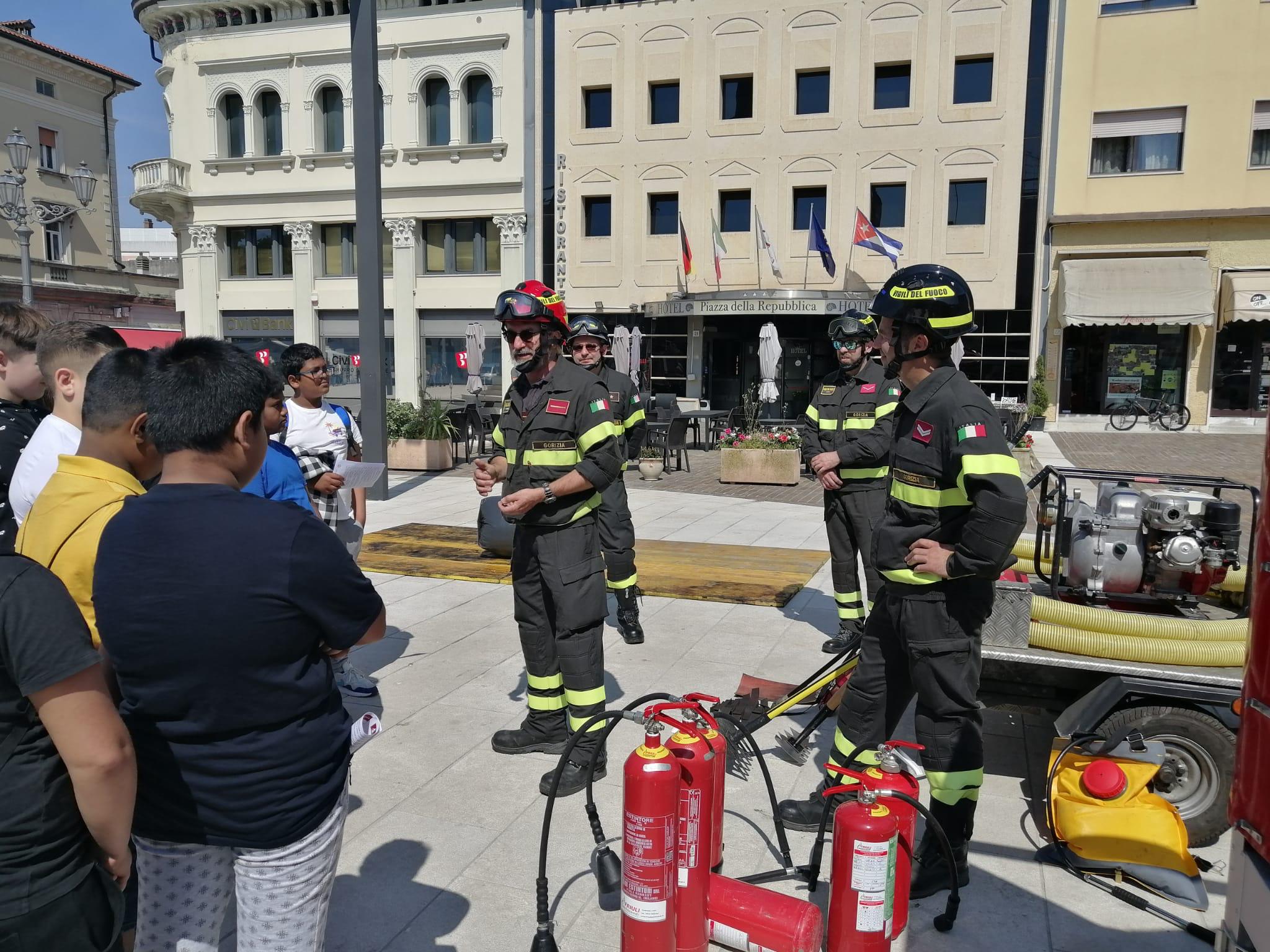 Gli studenti imparano a spegnere incendi, test in piazza a Monfalcone