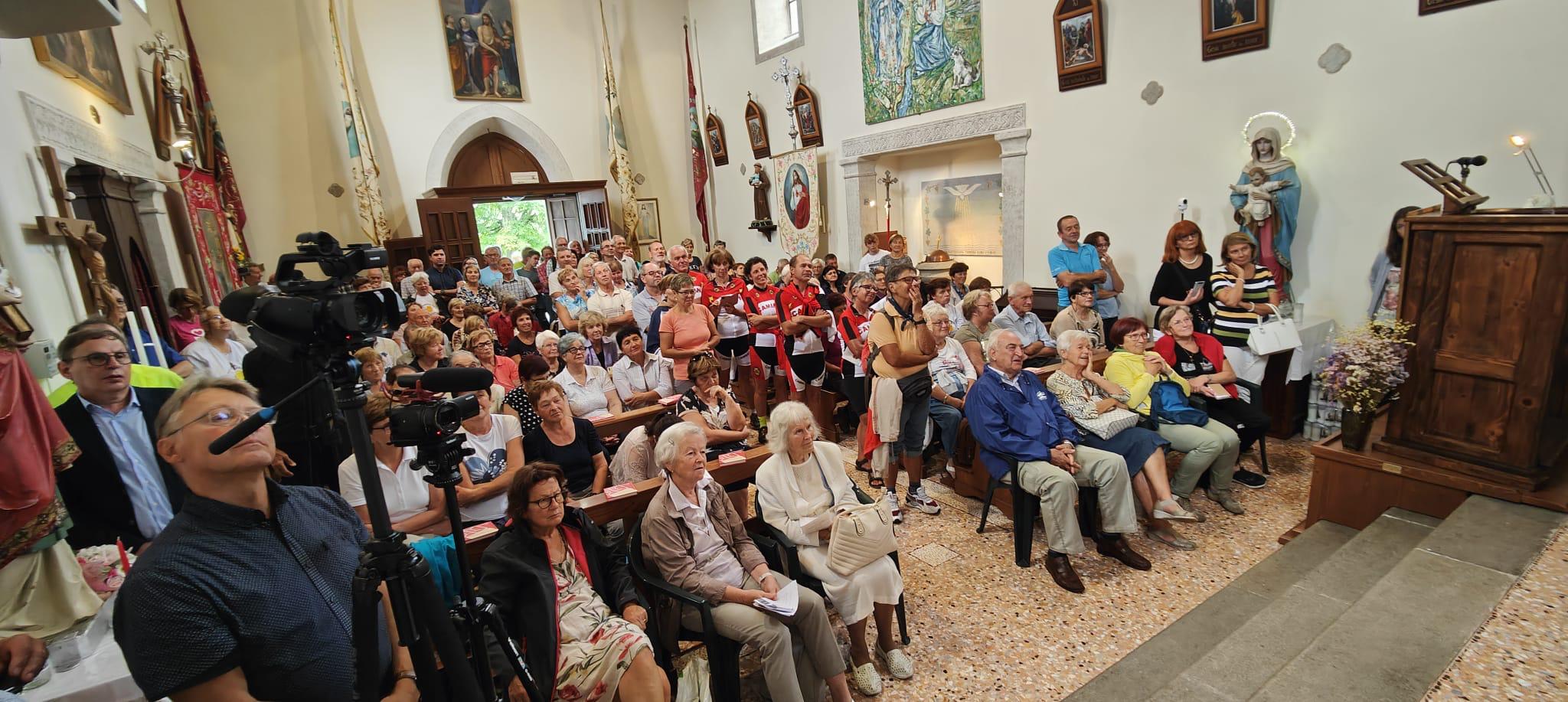 Immagine per La chiesa di Capodistra ricorda la piccola Teresa, 500 fedeli a Porzûs