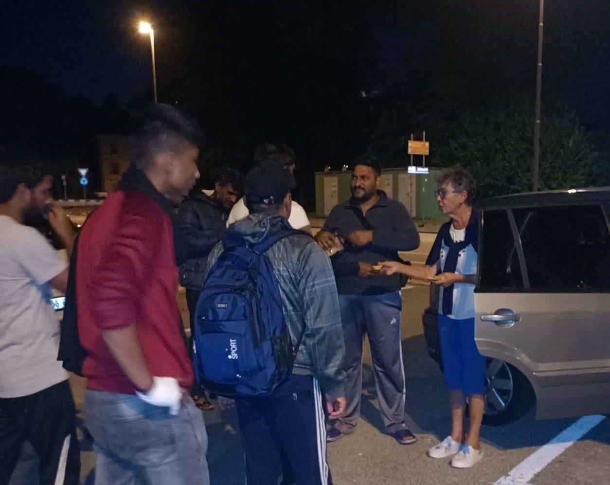 Copertina per Farmaci, coperte e scarpe: le notti di volontari e migranti a Casa Rossa