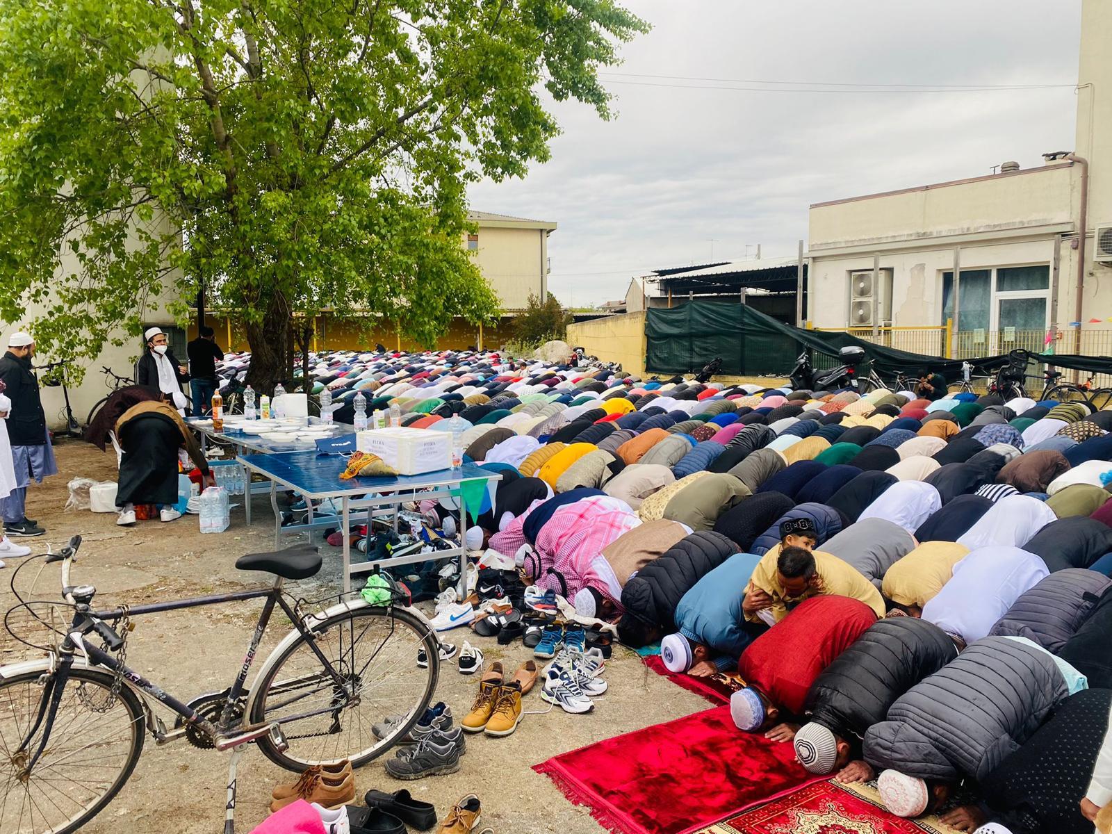 Immagine per Eid Al Fitr a Monfalcone, tremila fedeli pregano a turno in via Primo maggio