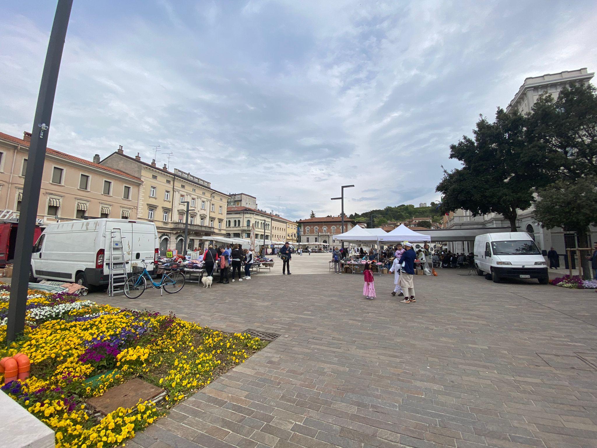 Copertina per Arrivano dieci camminate dentro la storia, Piazza Novecento inizia da Monfalcone