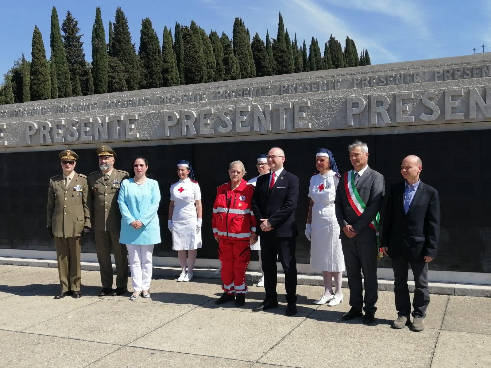 Immagine per L'unica crocerossina sepolta a Redipuglia, i fiori della Cri per Kaiser Parodi