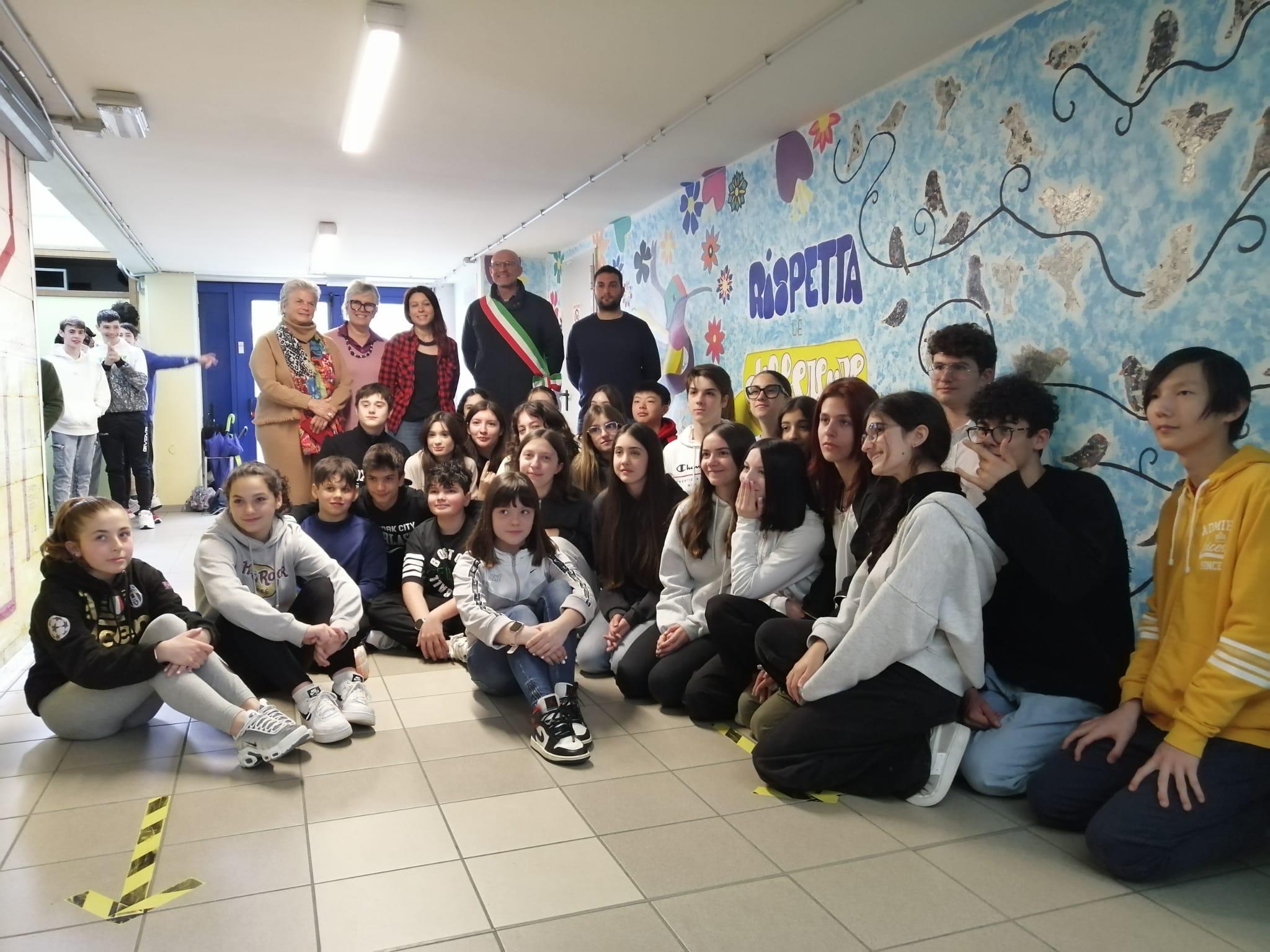 Immagine per La parete colorata dagli studenti di Pieris, murale di 7 metri dedicato al rispetto