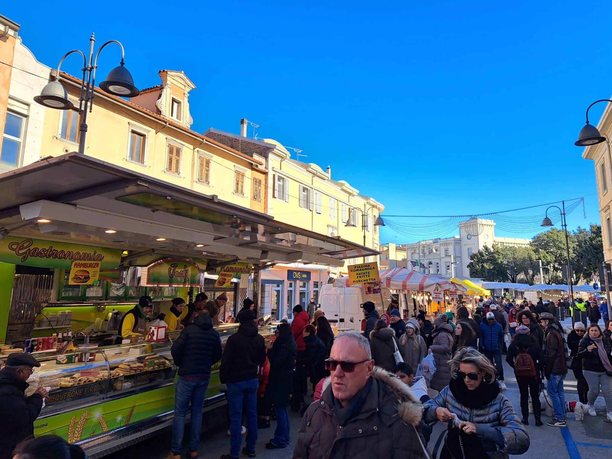 Copertina per Monfalcone in festa per la Fiera di San Nicolò: colori, allegria e golosità riempiono il centro cittadino