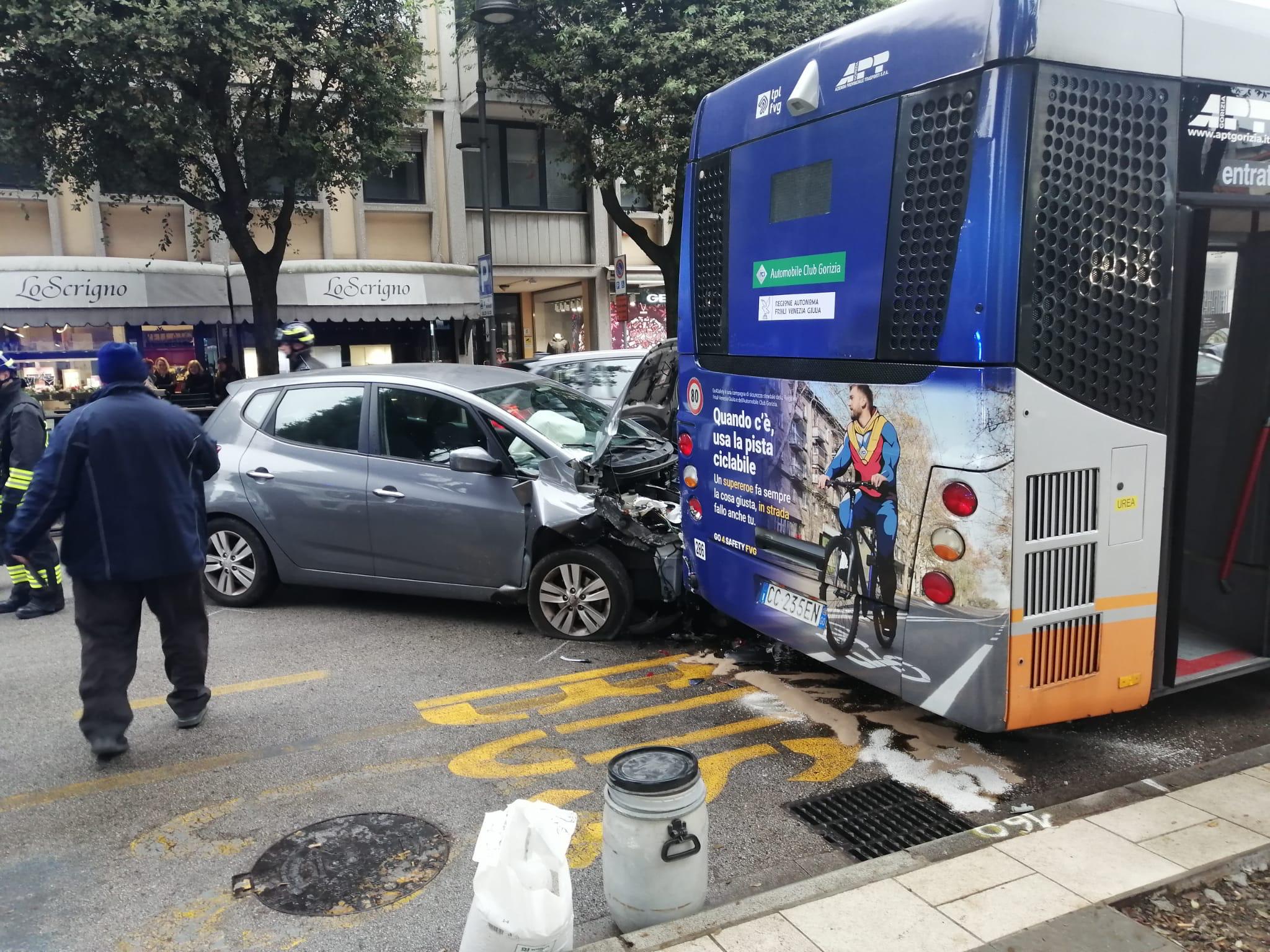 Copertina per Hyundai contro bus in sosta a Monfalcone, ferito e traffico rallentato in centro