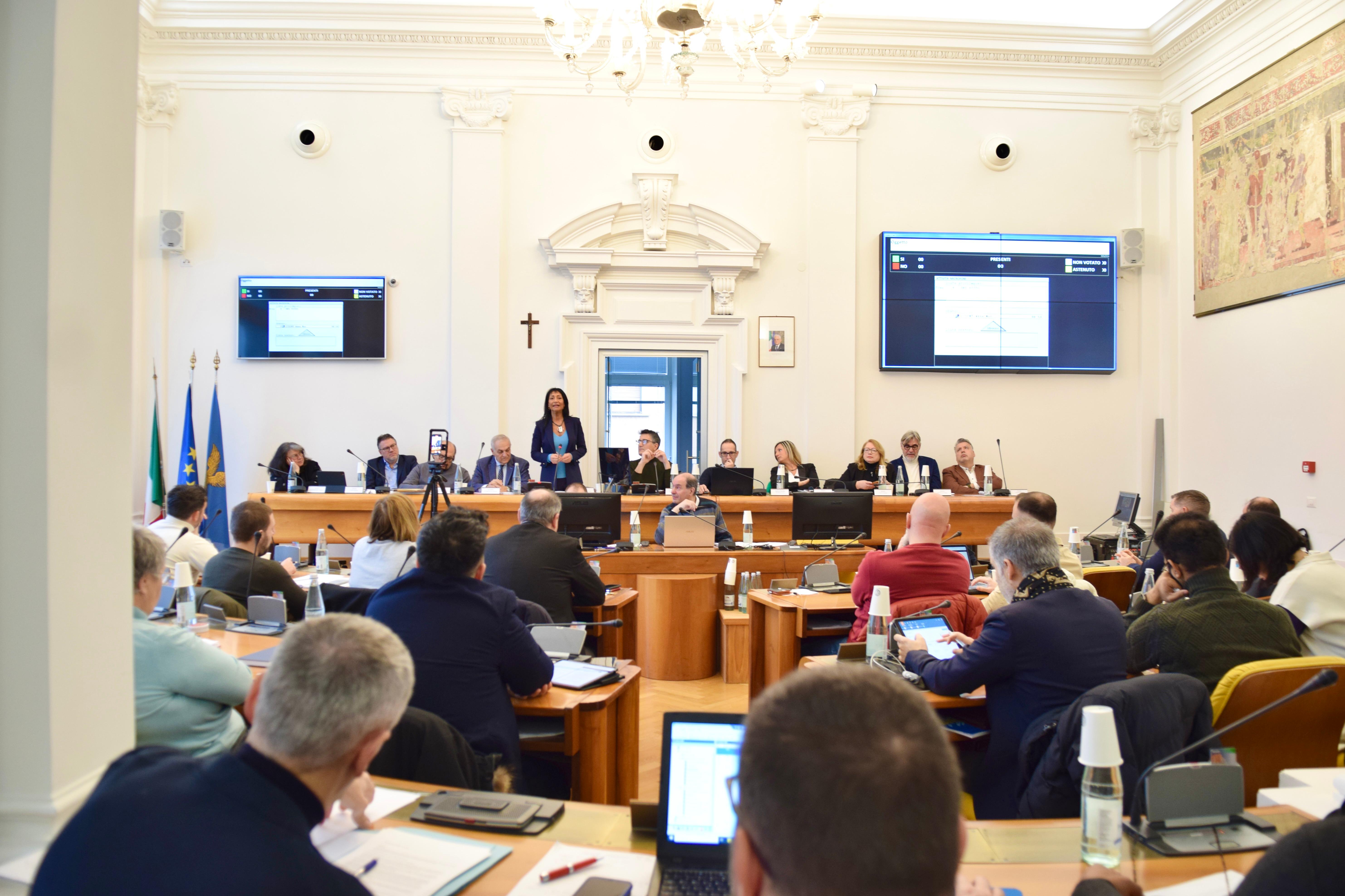 L'amianto torna a dividere a Monfalcone: scintille tra Morsolin e Cisint in Aula 