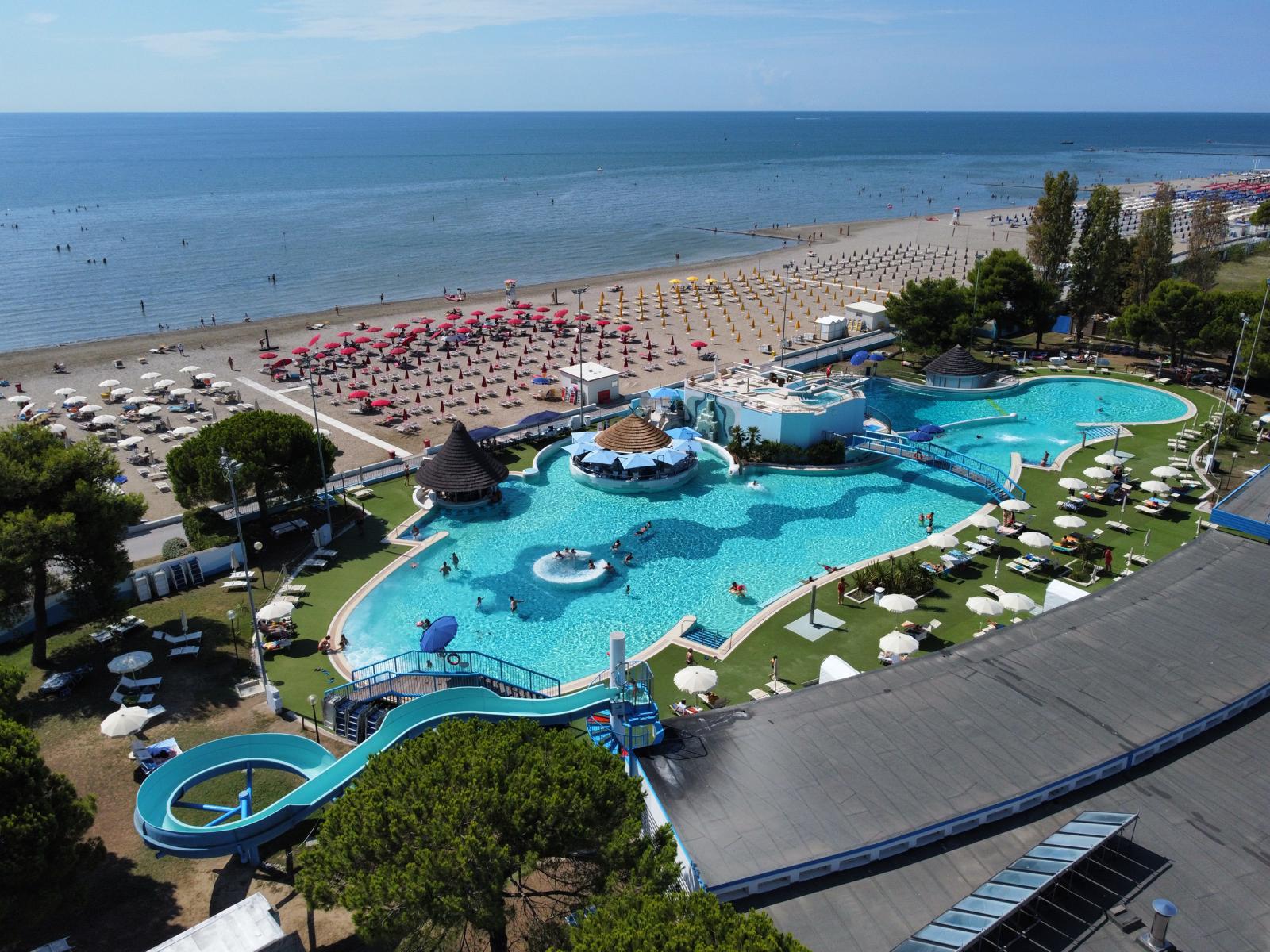 Incendio nel parco acquatico di Grado, pronta la riapertura con chiusura alle 19