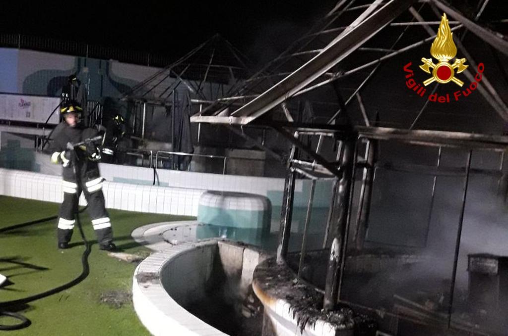 Copertina per Fiamme nella notte nel parco acquatico di Grado, bruciato il chiosco bar